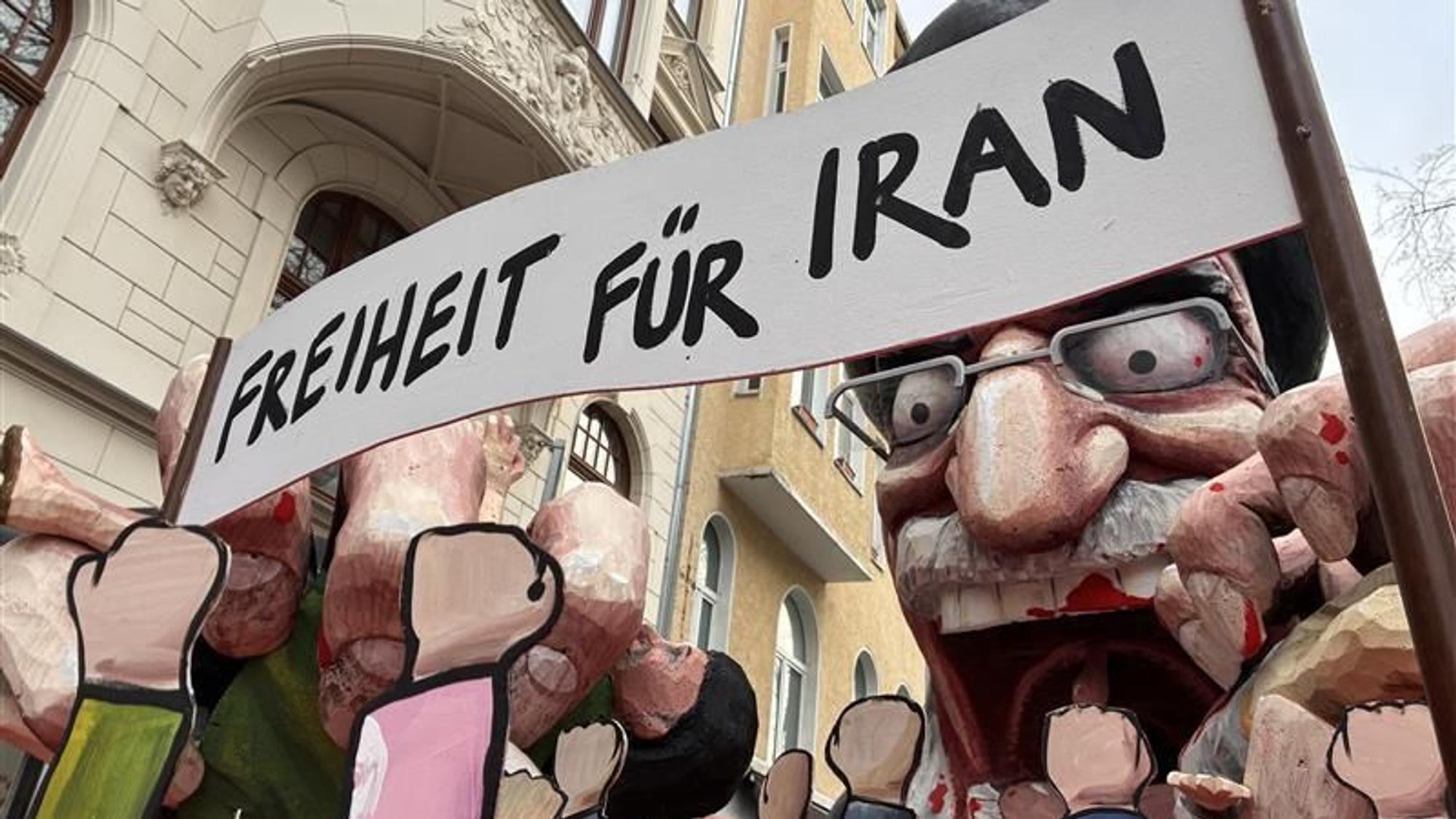 Der Iran-Wagen beim Rosenmontagszug in Köln