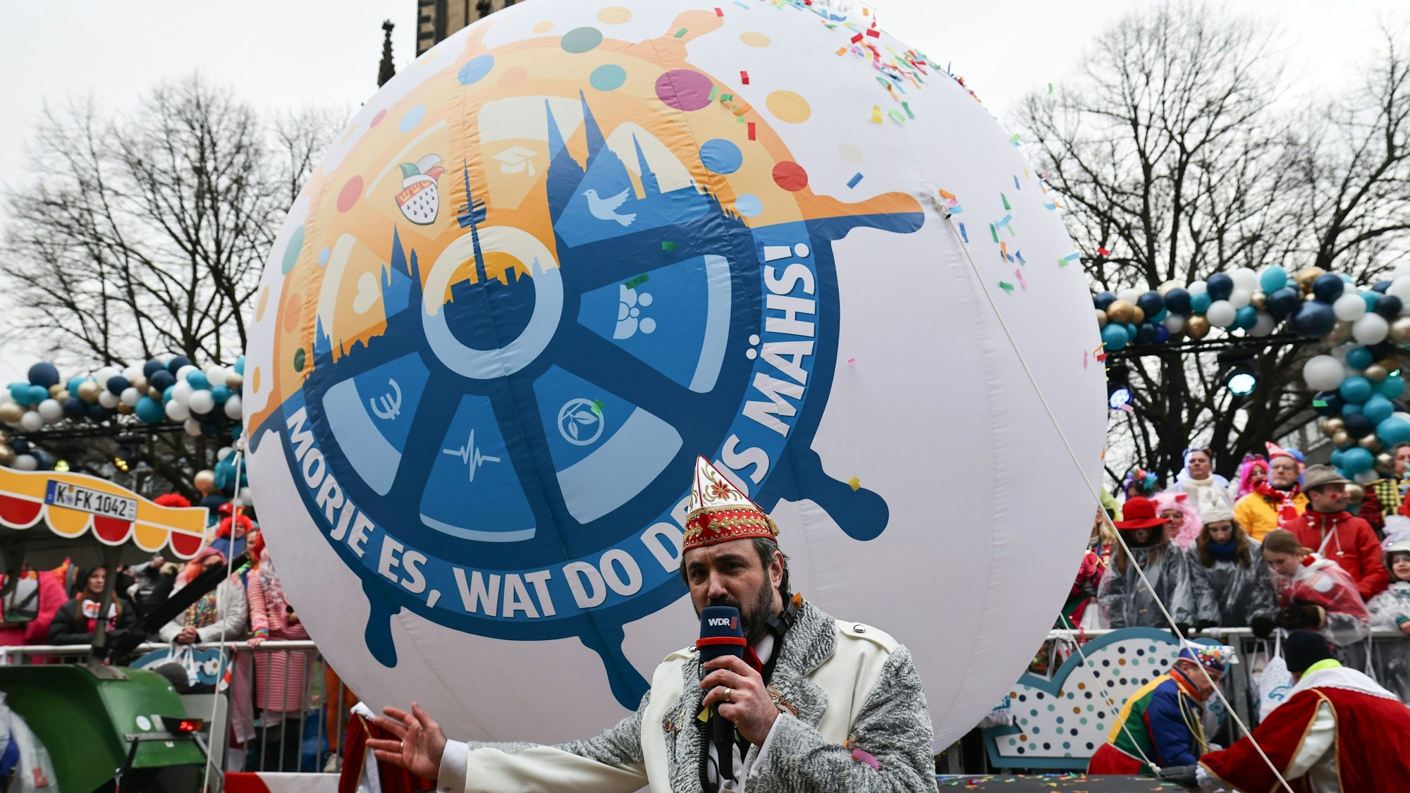 Der Leiter des Rosenmontagszugs, Marc Michelske, gab das neue Motto in der Südstadt bekannt.