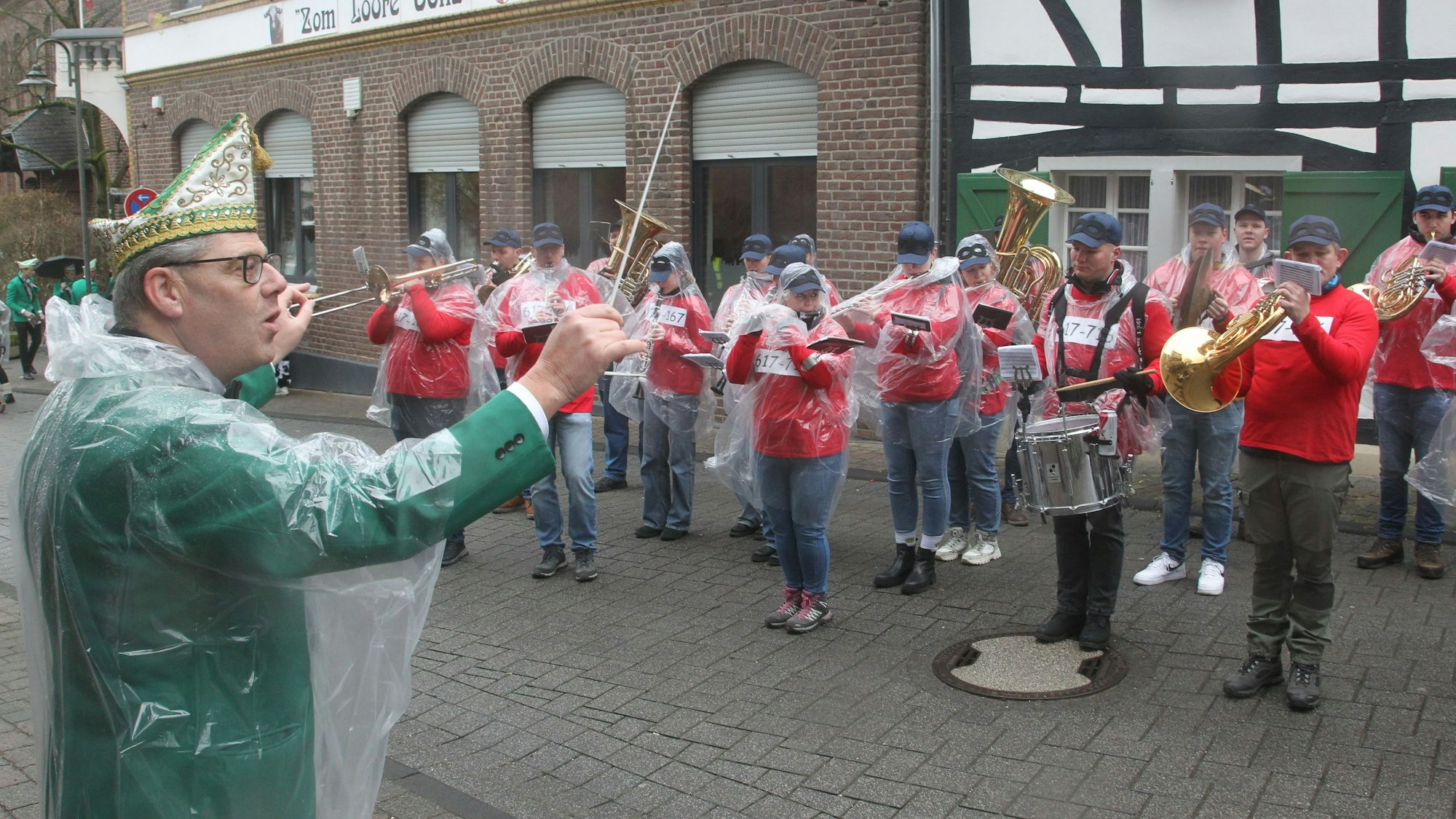 Marco Esch, Präsident der KG Sieglar, stimmte sich mit einer Dirigenteneinlage mit dem Musikverein aus Iseringhausen aus dem Sauerland ein.