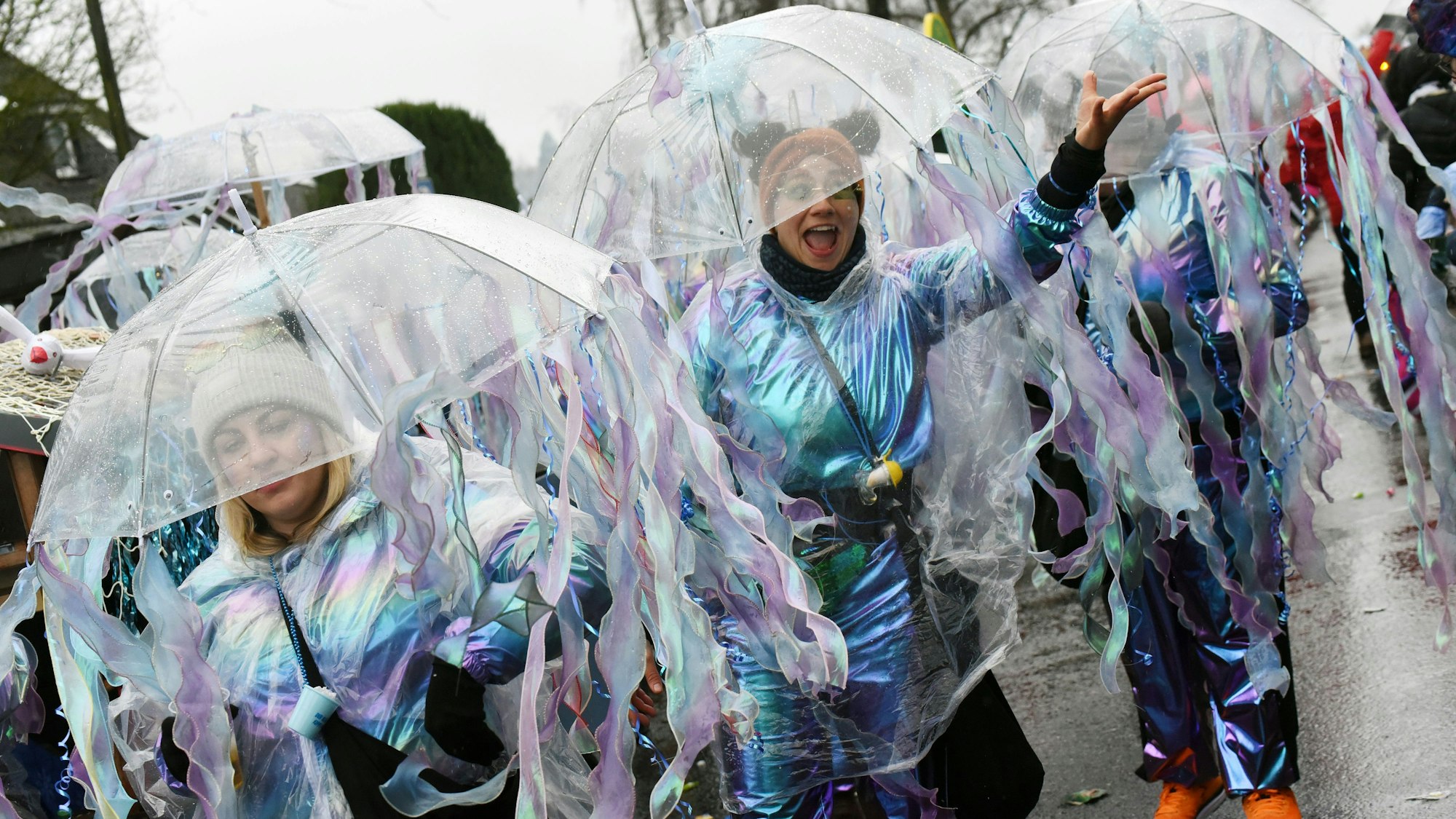 Eine als Quallen kostümierte Gruppe in einem Karnevalszug.
