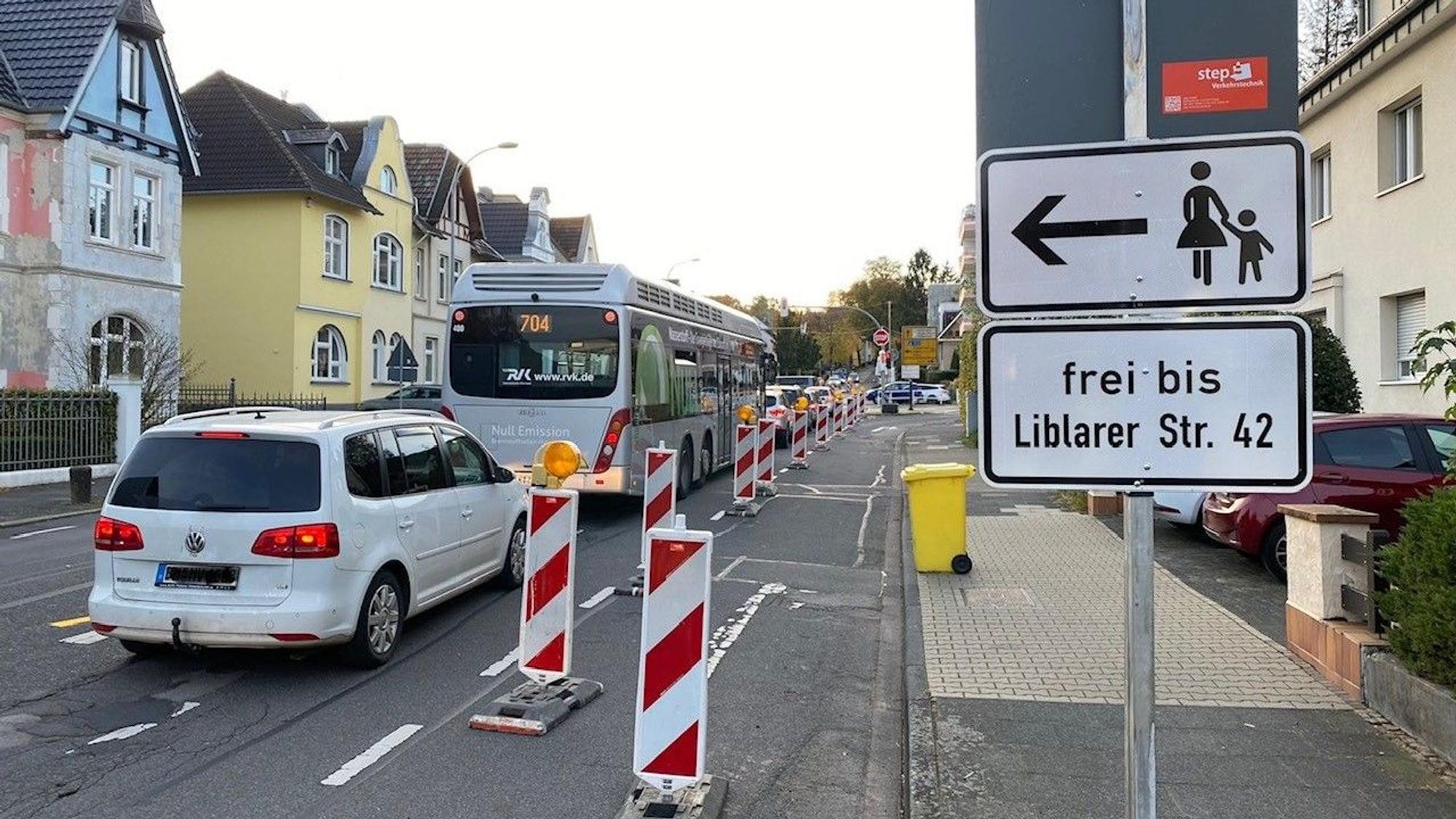 An der Römerstraße in Brühl soll der Angeklagte eine Tankstelle und ein Hotel überfallen haben.