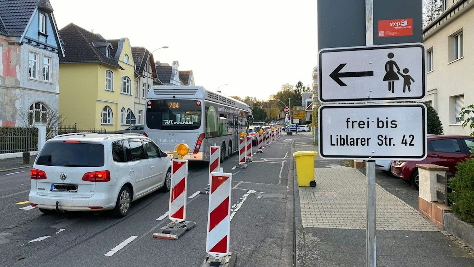 An der Römerstraße in Brühl soll der Angeklagte eine Tankstelle und ein Hotel überfallen haben.