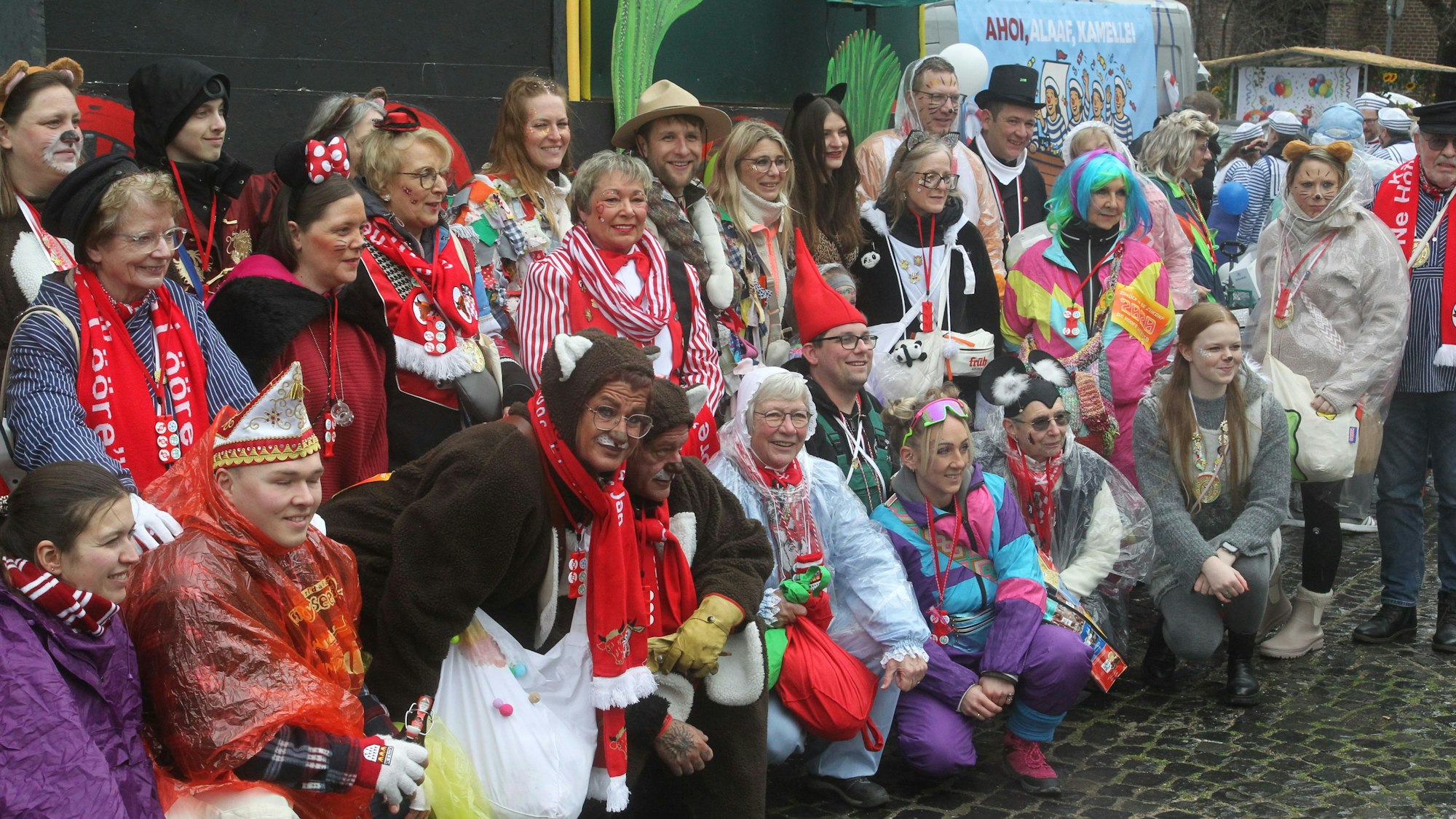 50 Jahre Ne Hoofe voller Loore. Die KG feiert Jubiläum und jeder trug ein Kostüm aus den letzten 50 Jahren.