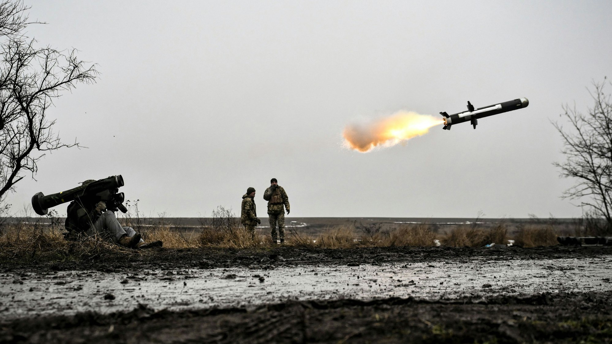 Ukrainische Soldaten feuern eine Javelin-Rakete ab. (Archivbild)