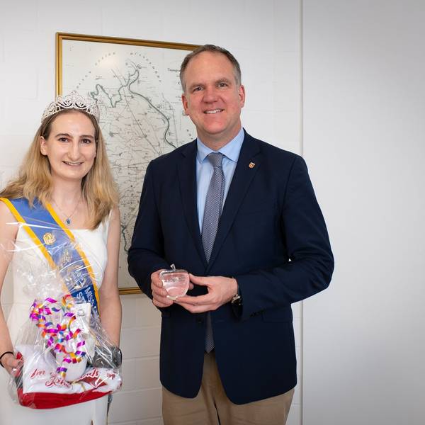 Das Foto zeigt die Kornblumenkönigin und den Bürgermeister im Rathaus vor einer historischen Karte von Hürth.