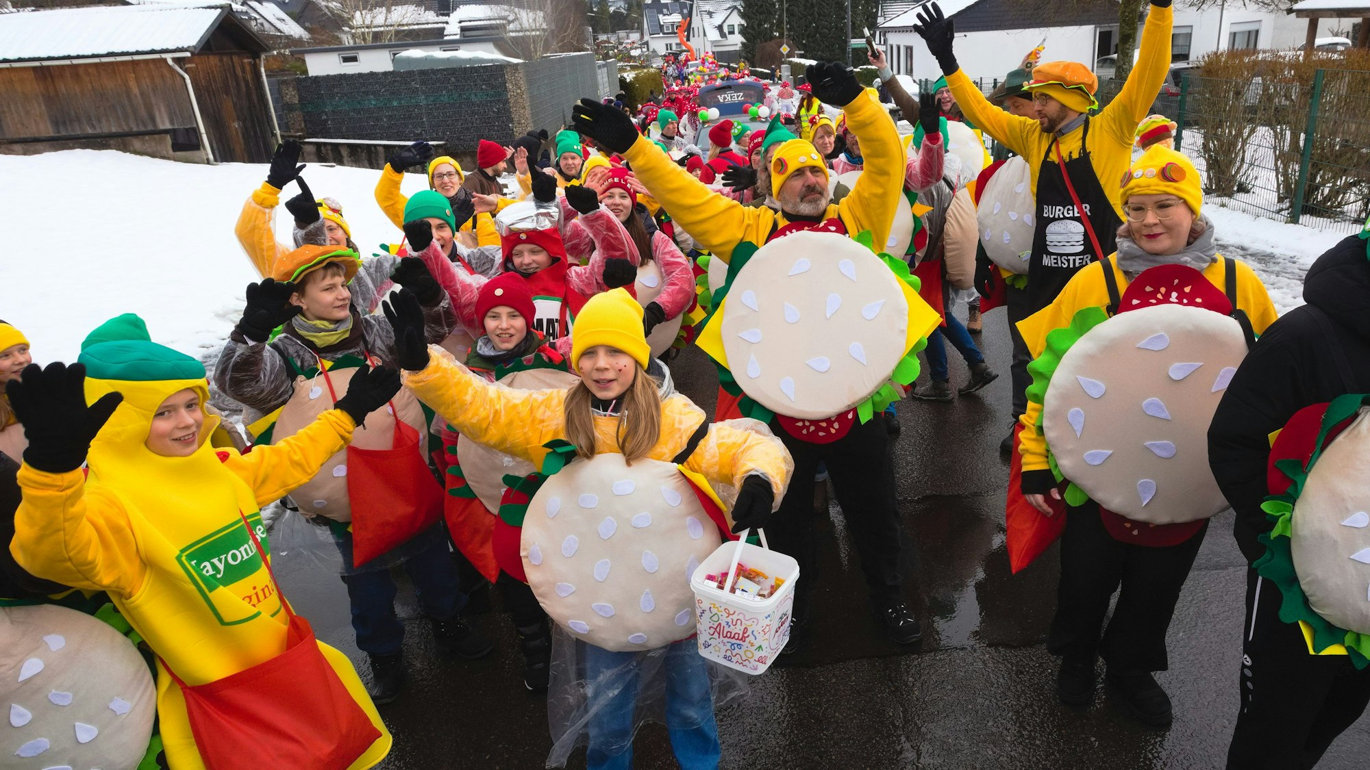 Eine kostümierte Gruppe in einem Karnevalszug.