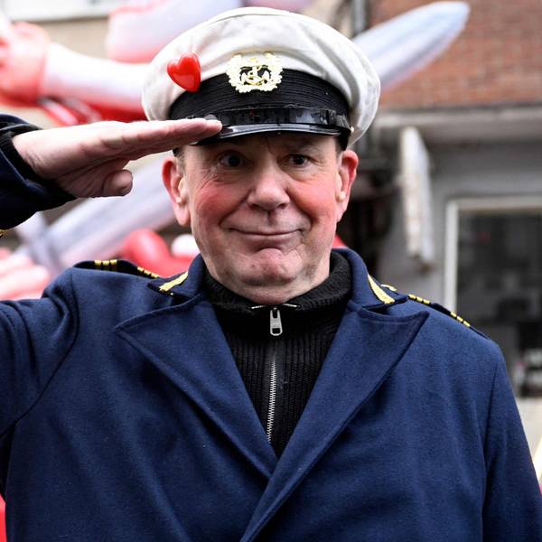 Jacques Tilly, Wagenbauer, steht vor dem Mottowagen auf dem Putin die Düsseldorfer Karnevalsfigur Hoppeditz aufspießt.