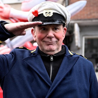 Jacques Tilly, Wagenbauer, steht vor dem Mottowagen auf dem Putin die Düsseldorfer Karnevalsfigur Hoppeditz aufspießt.