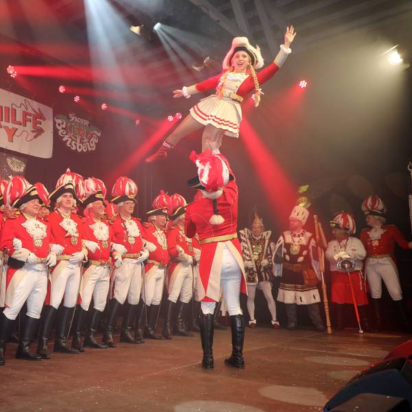 Das Tanzpaar tanzt vor der Prinzengarde in Bergisch Gladbach auf der Starthilfe-Party der Großen Bensberger KG.
