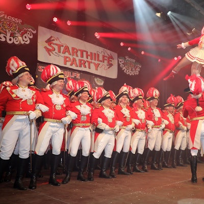 Das Tanzpaar tanzt vor der Prinzengarde in Bergisch Gladbach auf der Starthilfe-Party der Großen Bensberger KG.