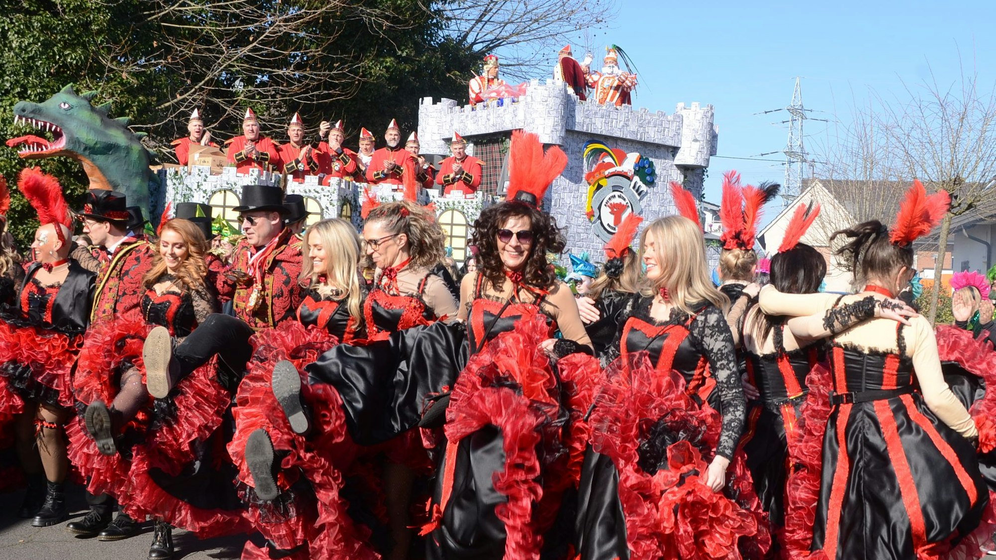 Im vergangenen Jahr stellten die „Rheidter Väter“ das Dreigestirn und fuhren mit ihrem einer Burg nachempfundenen Wagen durch die Straßen.