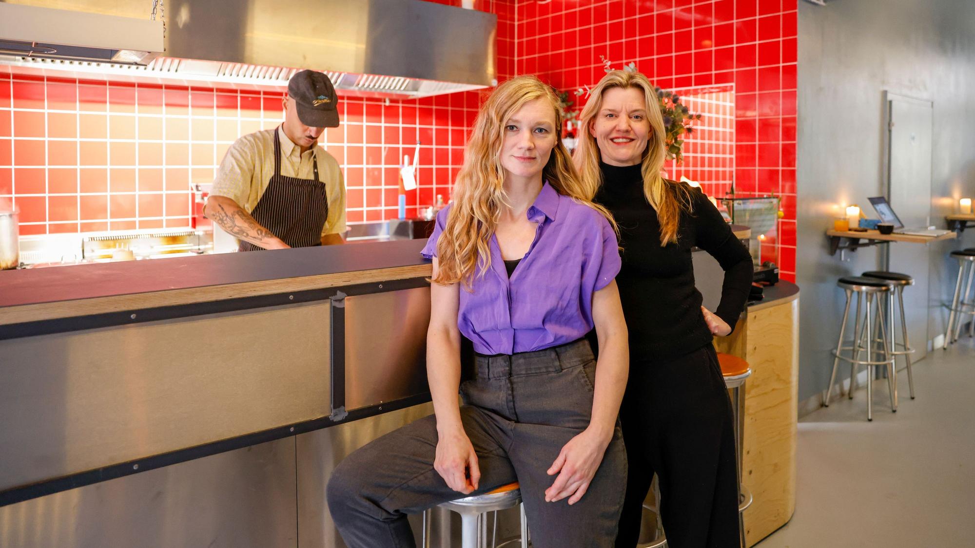 Julia Wallstab (l.) und Iga Raczka in ihrem neuen Lokal mit Bar-Atmosphäre.