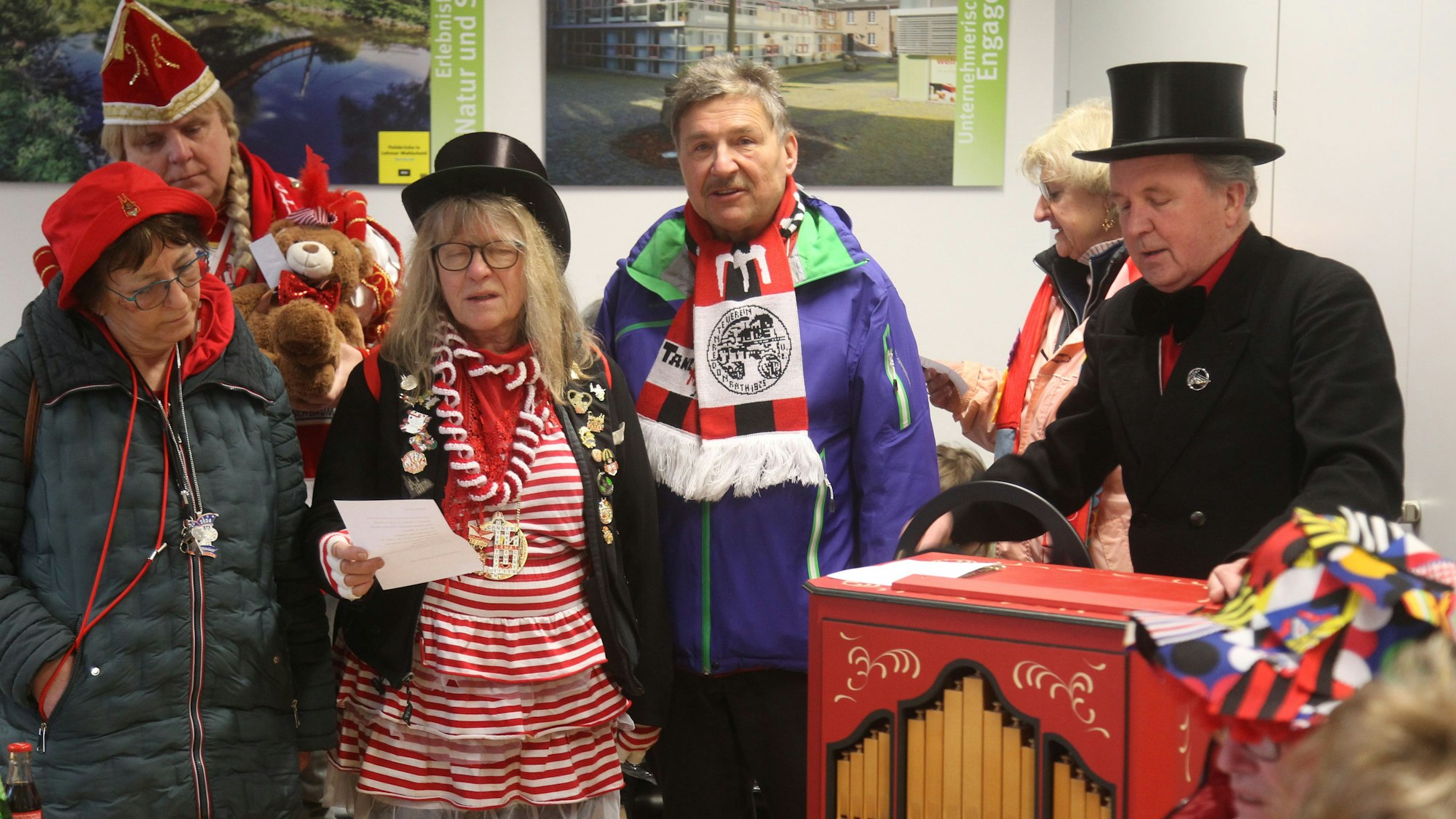 Am Leierkasten spielte Max Dieter (rechts) und Hannelore Kirschbaum (Vierte von rechts).