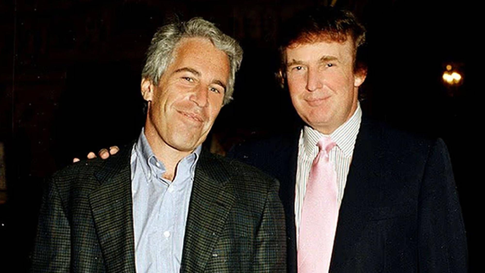 Sexualstraftäter Jeffrey Epstein zusammen mit Donald Trump. (Archivbild)