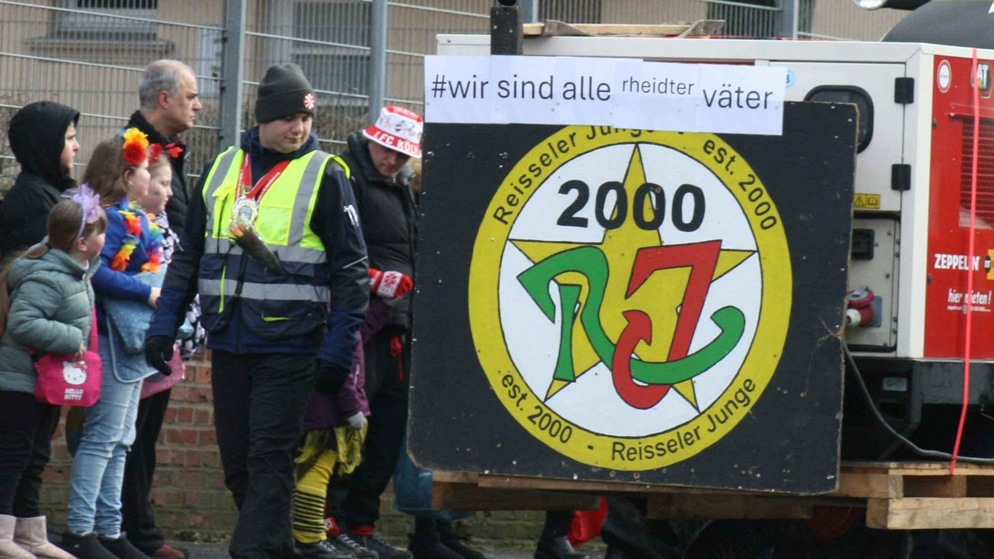 Die Reisseler Junge zeigten Solidarität mit den Opfern des Unglücks am Rande des Rheidter Sonntagszuges: „Wir alle sind Rheidter Väter“.