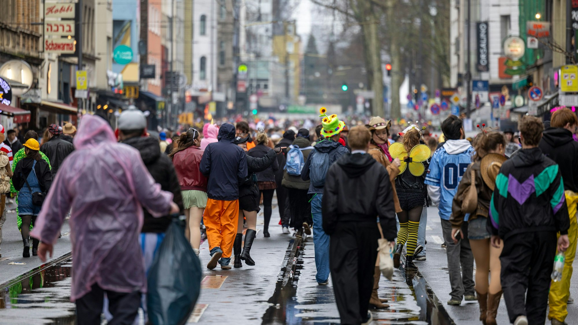 Die Zülpicher Straße an Weiberfastnacht.