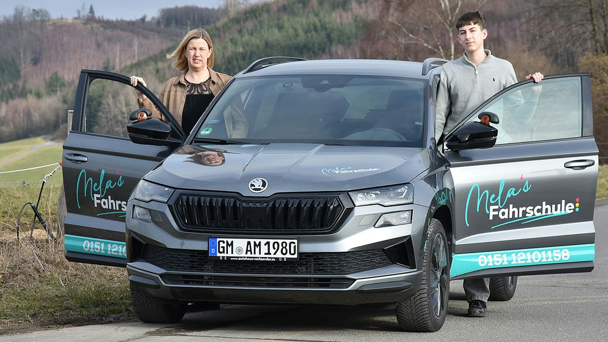 Auf Kritik stoßen die Reformpläne des Bundesverkehrsministeriums bei Fahrlehrerin Melanie Reidl-Müller, hier mit FahrschülerTim.