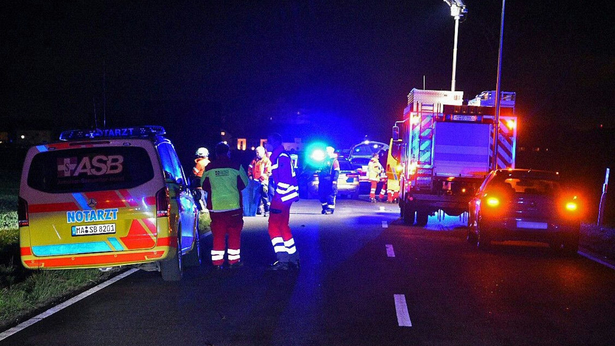 Die Frau verstarb noch am Unfallort, der Mann konnte mit schweren Verletzungen in ein Krankenhaus gebracht werden (Symbolfoto).