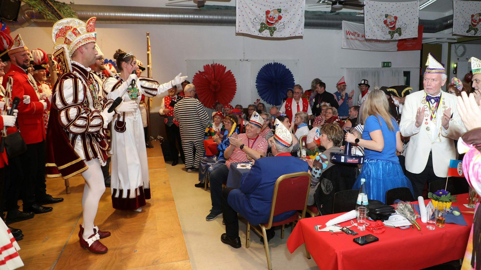 Das Dreigestirn macht Stimmung im Bürgerzentrum Schildgen