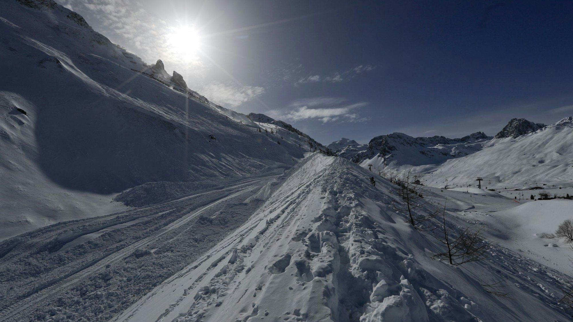 Eine Lawine hat in den französischen Alpen zwei Skifahrer in den Tod gerissen (Archivbild).