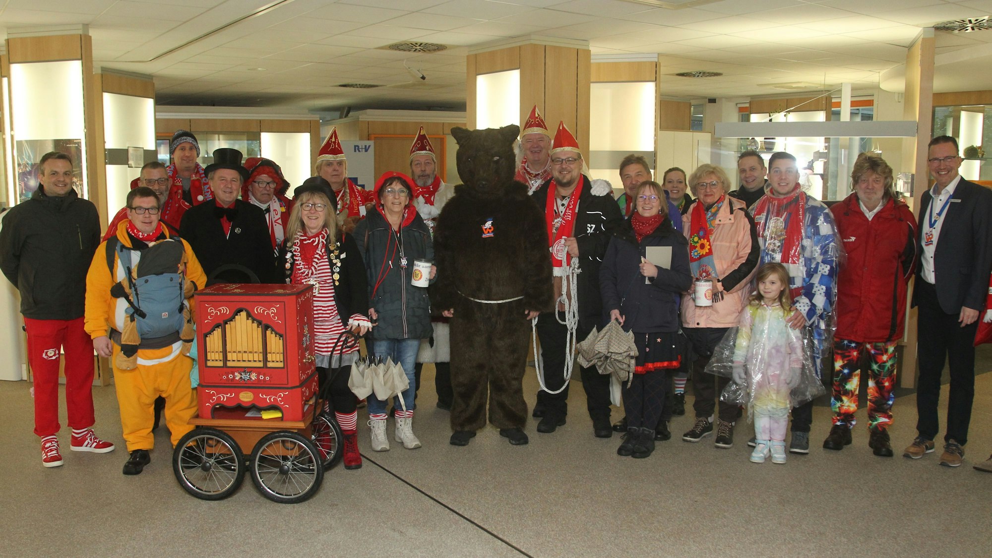 Bär und Karnevalisten waren am Dienstag in Lohmar unterwegs.
