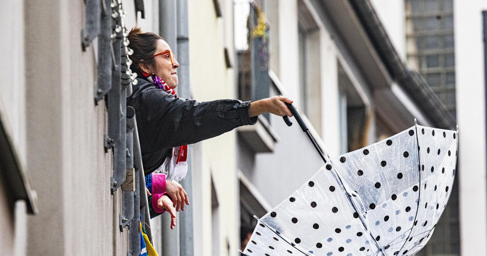 Der Regenschirm erfüllte an Rosenmontag gleich mehrere Funktionen.