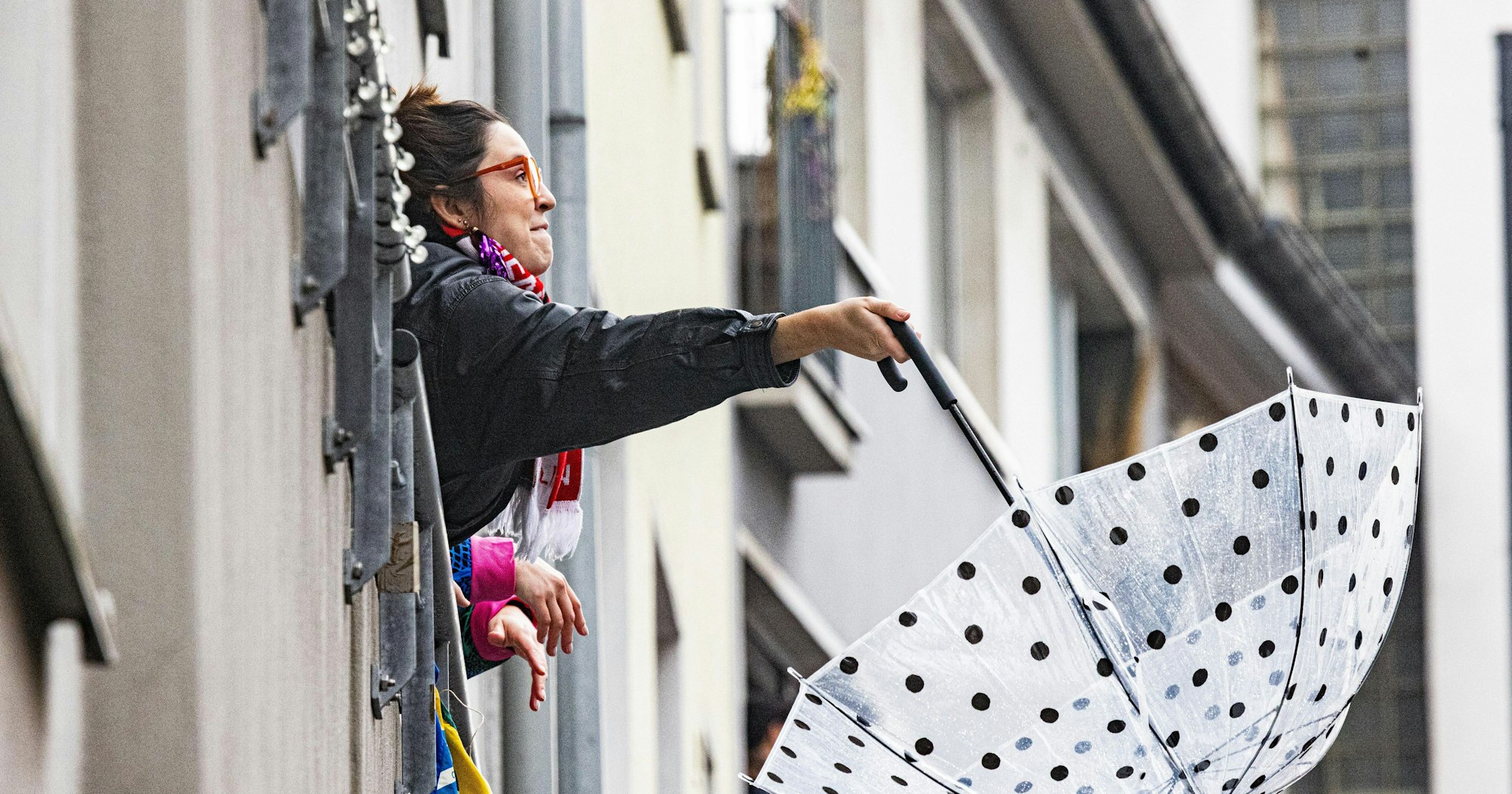 Der Regenschirm erfüllte an Rosenmontag gleich mehrere Funktionen.