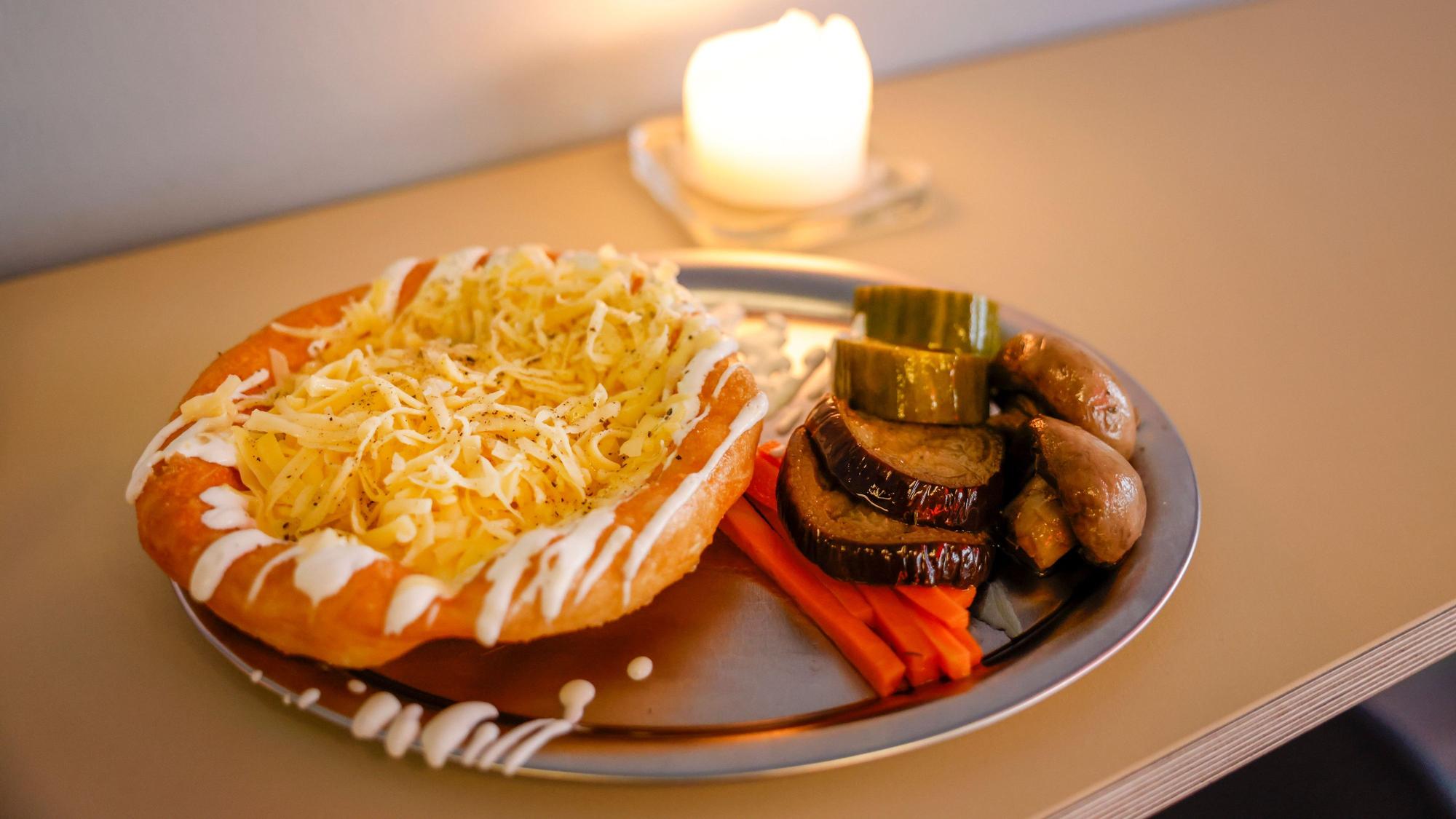 Langos kann man im Wallczka mit vielfältigen Toppings bestellen.