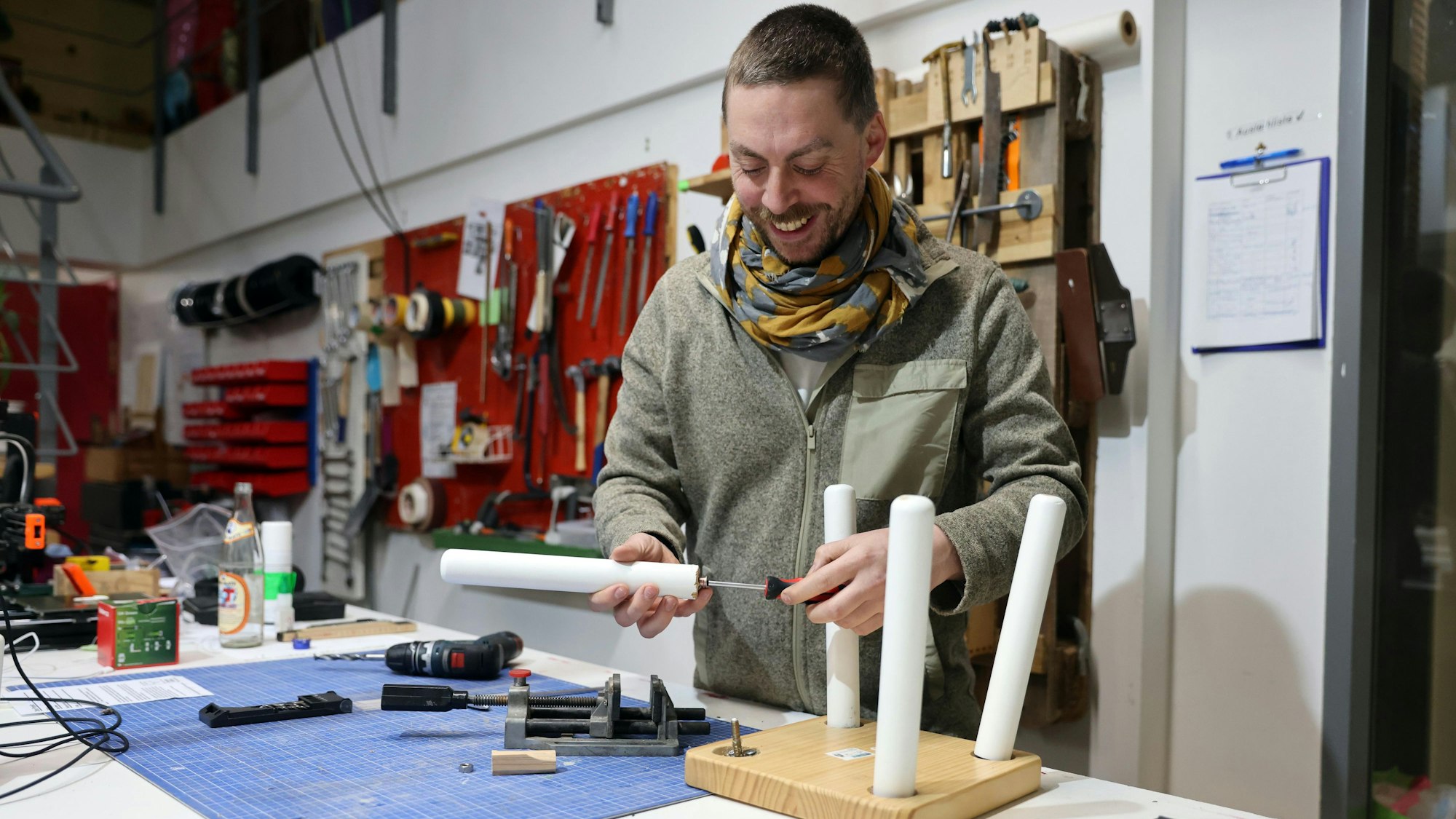 Tischler Christian Dufner ist Teil des Fachteams im „Ehrenwerk“.