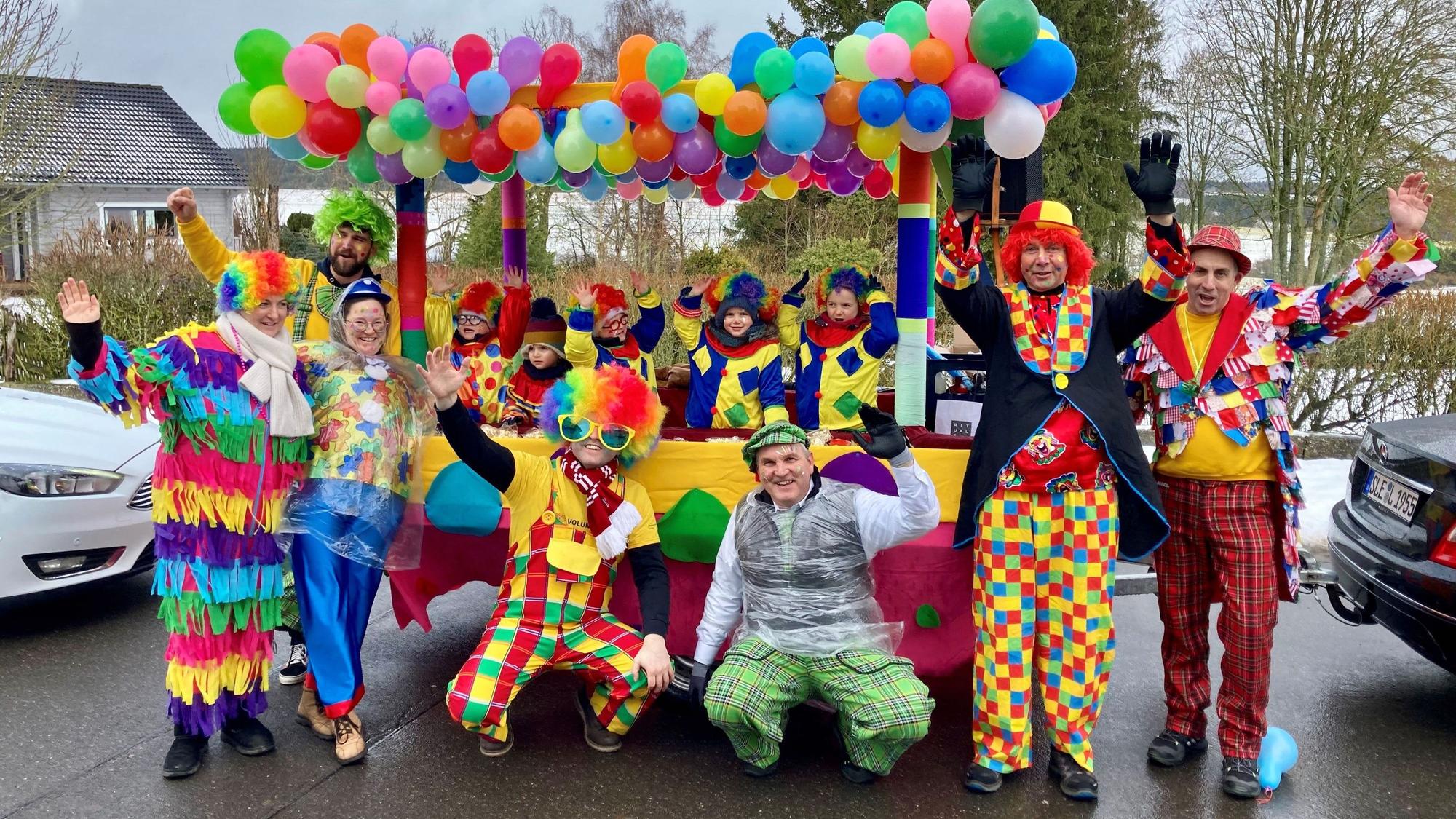 Die Clowns hatten ihren Wagen mit bunten Luftballons geschmückt.