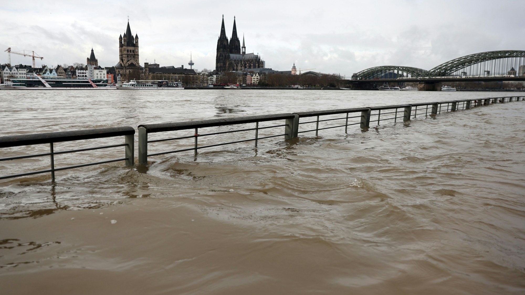 Der vom Hochwasser überflutete Rheinboulevard in Köln.