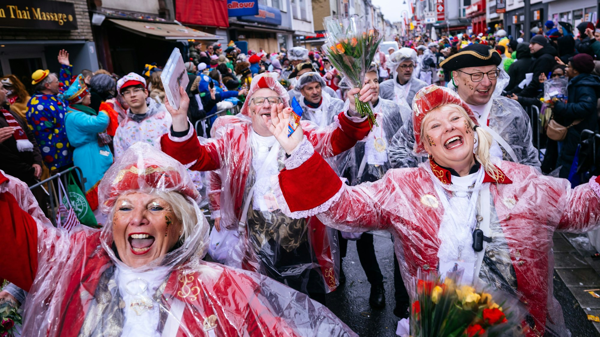 Jeck im Rään: Der Zoch trotzte den extremen Wetterbedingungen.
