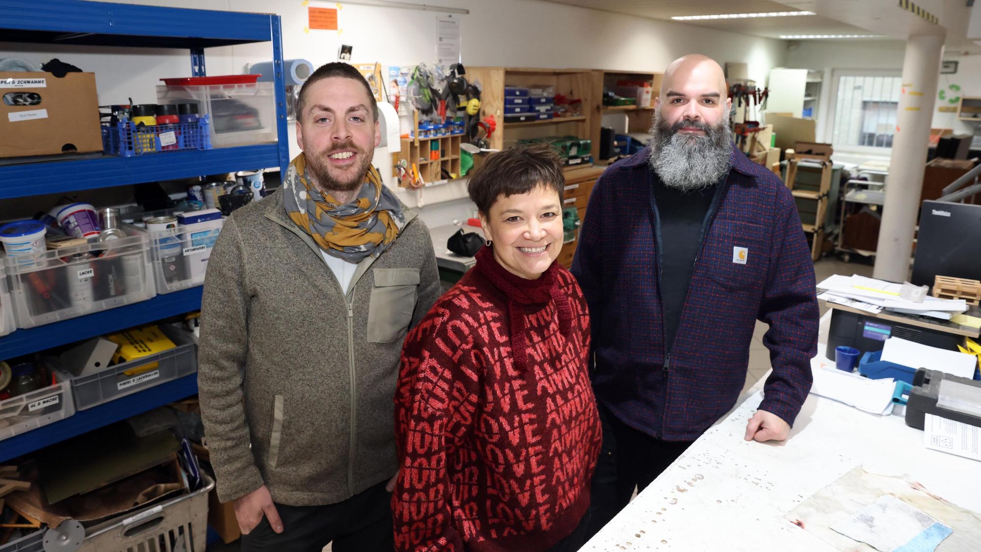 Tischler Christian Dufner (l.), Sozialpädagogin Kim Sesterhenn und Designer Felix Dietz betreuen die Gäste der Werkstatt.