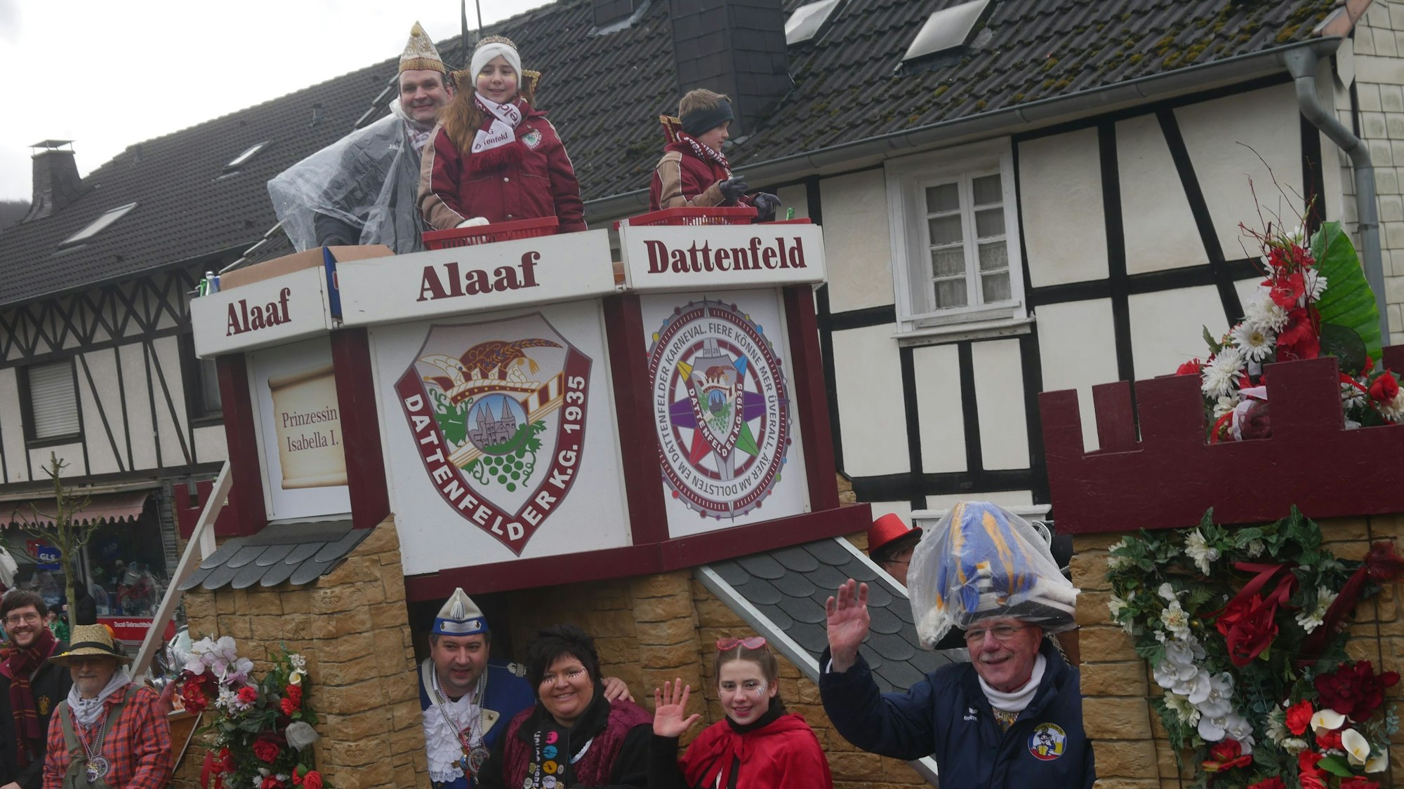 Wagen mit dem Dattenfelder Kinderprinzenpaar Noah I. und Isabella I.