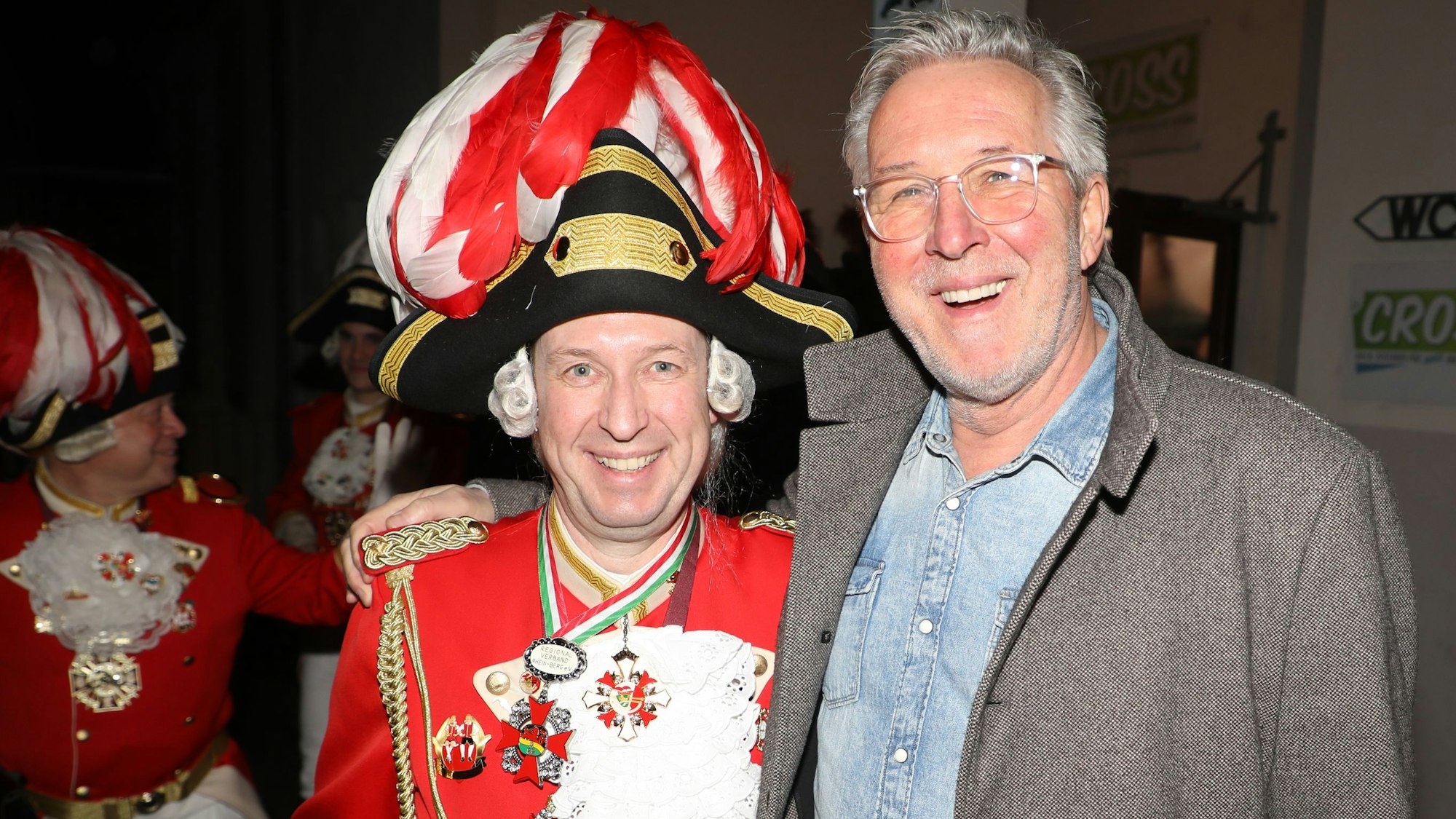 Frank Haag mit Ex-Labbes Norbert Wielpütz vor dem Sitzungssaal in Gronau.