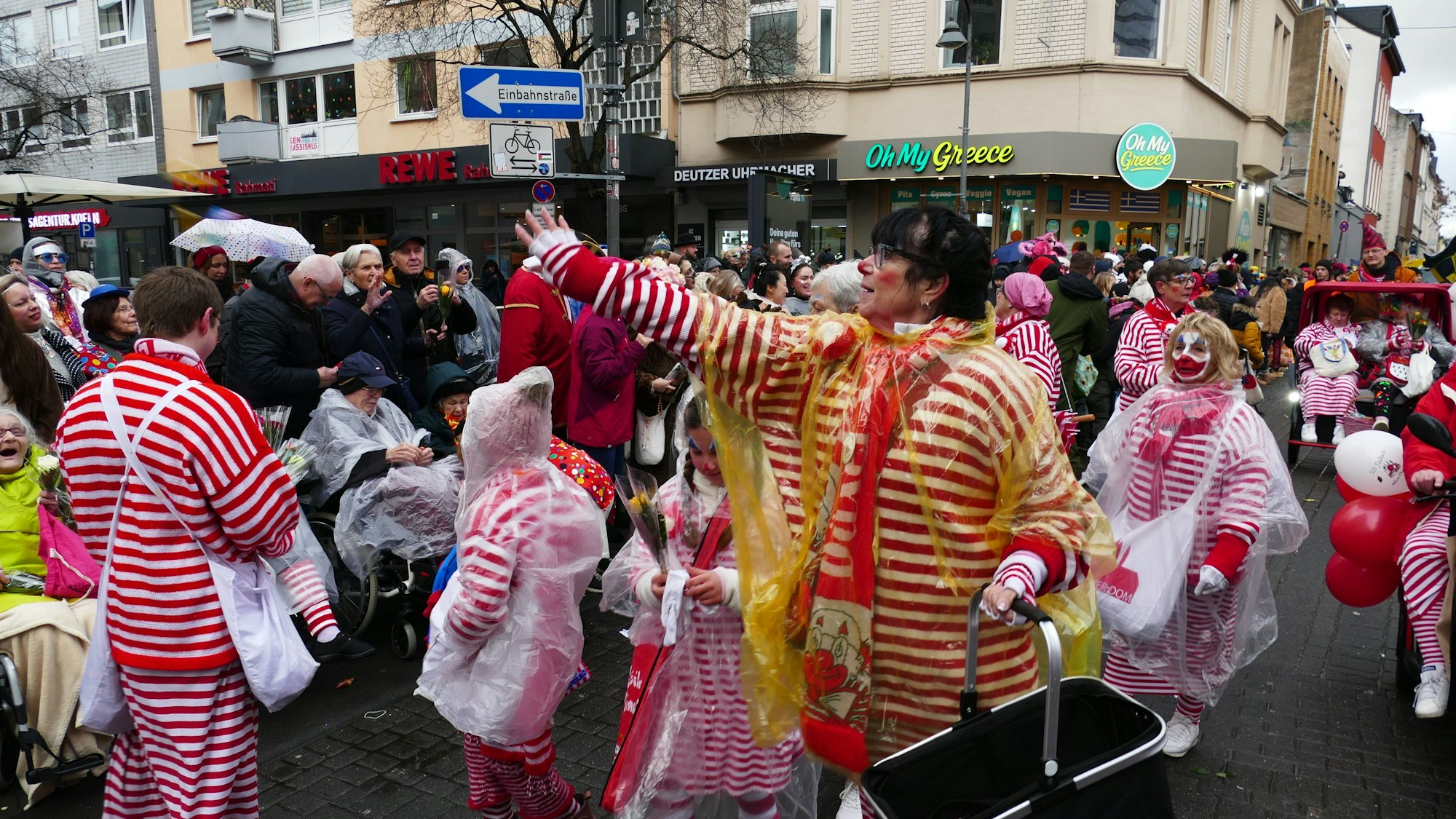 Eine Truppe in Rot-weiß bringt Kamelle unters Volk.