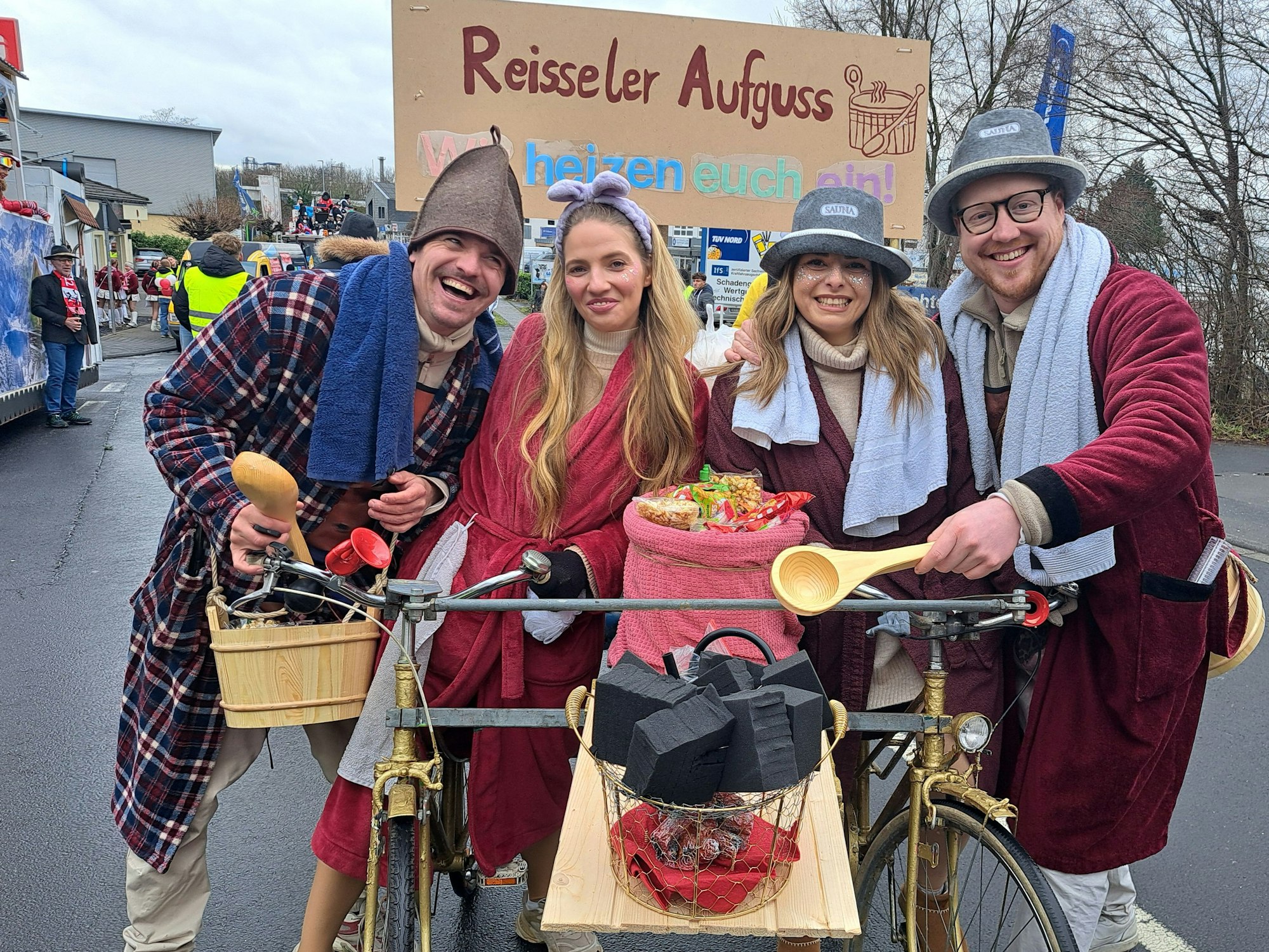 Die Gruppe "Reißeler Fahrrad" war mit einer mobilen Sauna unterwegs.