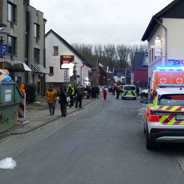 Das Unglück war gegen 16.40 Uhr in der Marktstraße in Niederkassel-Rheidt geschehen, kurz nach dem Ende des großen Sonntagszugs.