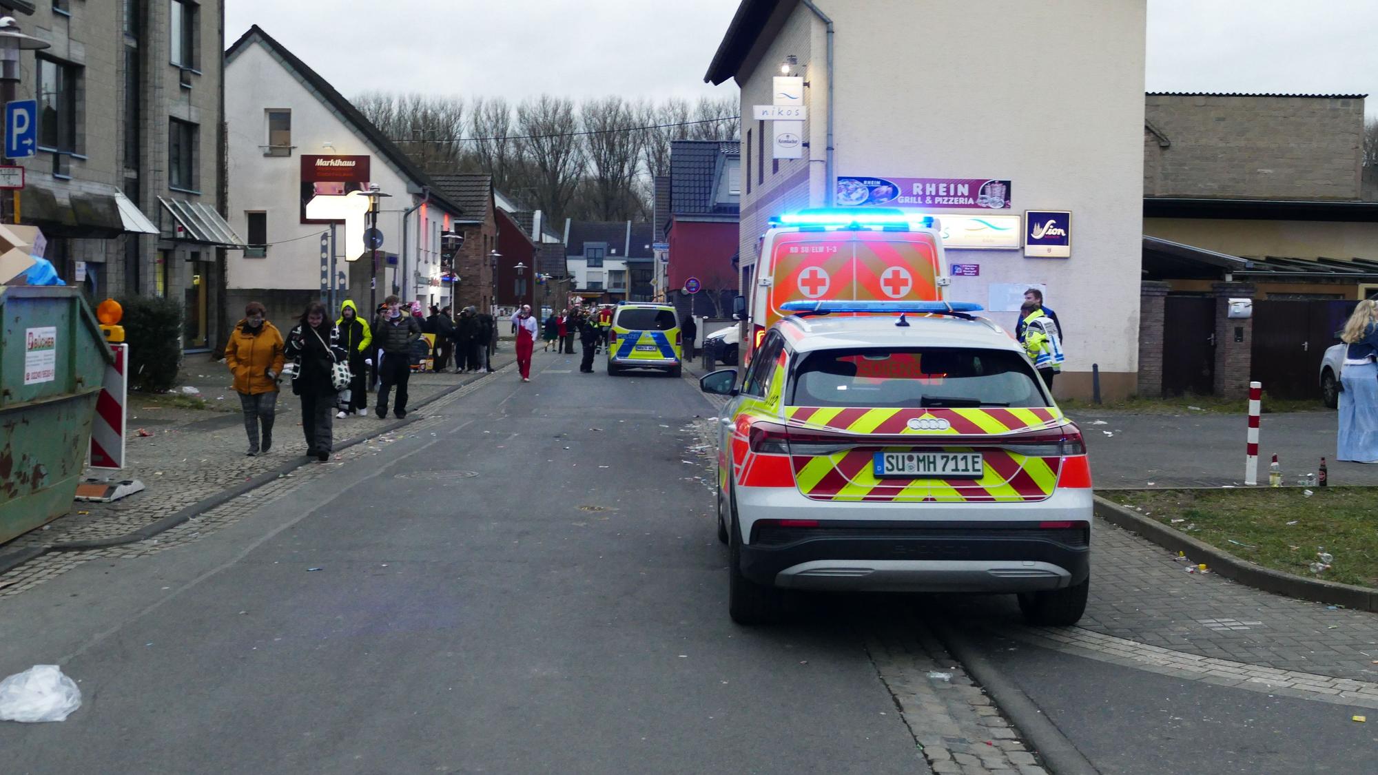Das Unglück war gegen 16.40 Uhr in der Marktstraße in Niederkassel-Rheidt geschehen, kurz nach dem Ende des großen Sonntagszugs.