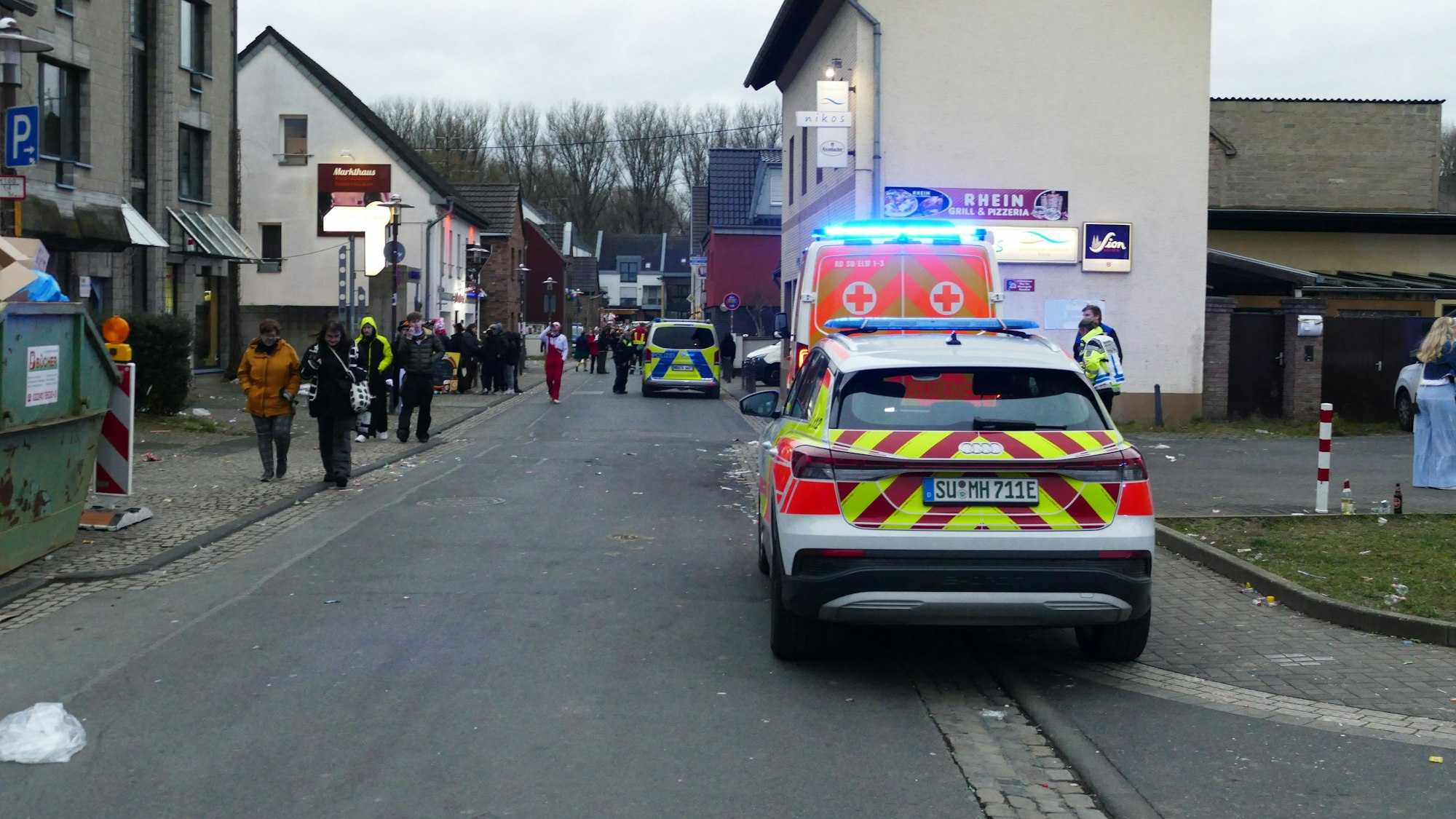 Das Unglück war gegen 16.40 Uhr in der Marktstraße in Niederkassel-Rheidt geschehen, kurz nach dem Ende des großen Sonntagszugs.