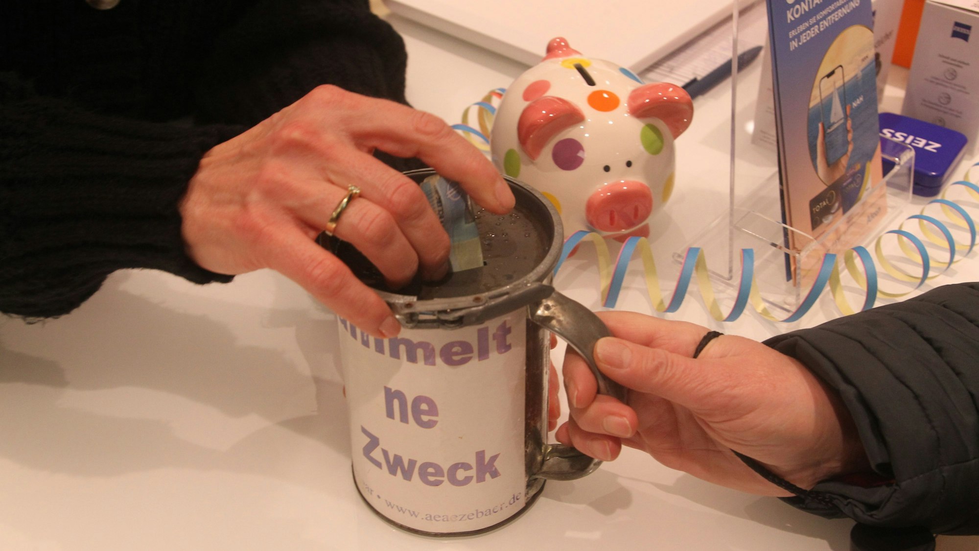 Auch beim Optiker wird die Spendendose gefüttert.