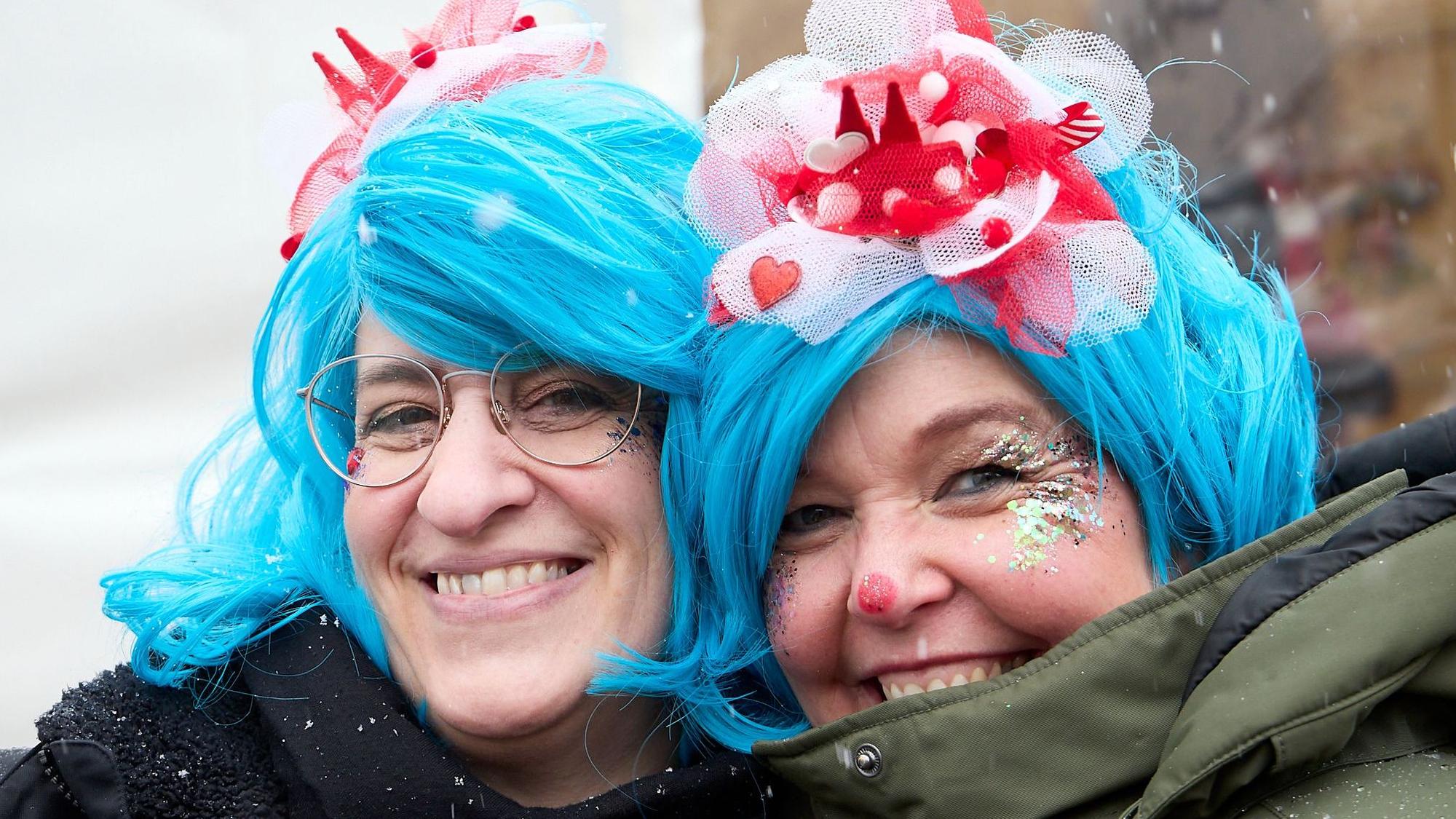 Dick eingepackt macht Karneval auch im Schnee Spaß.