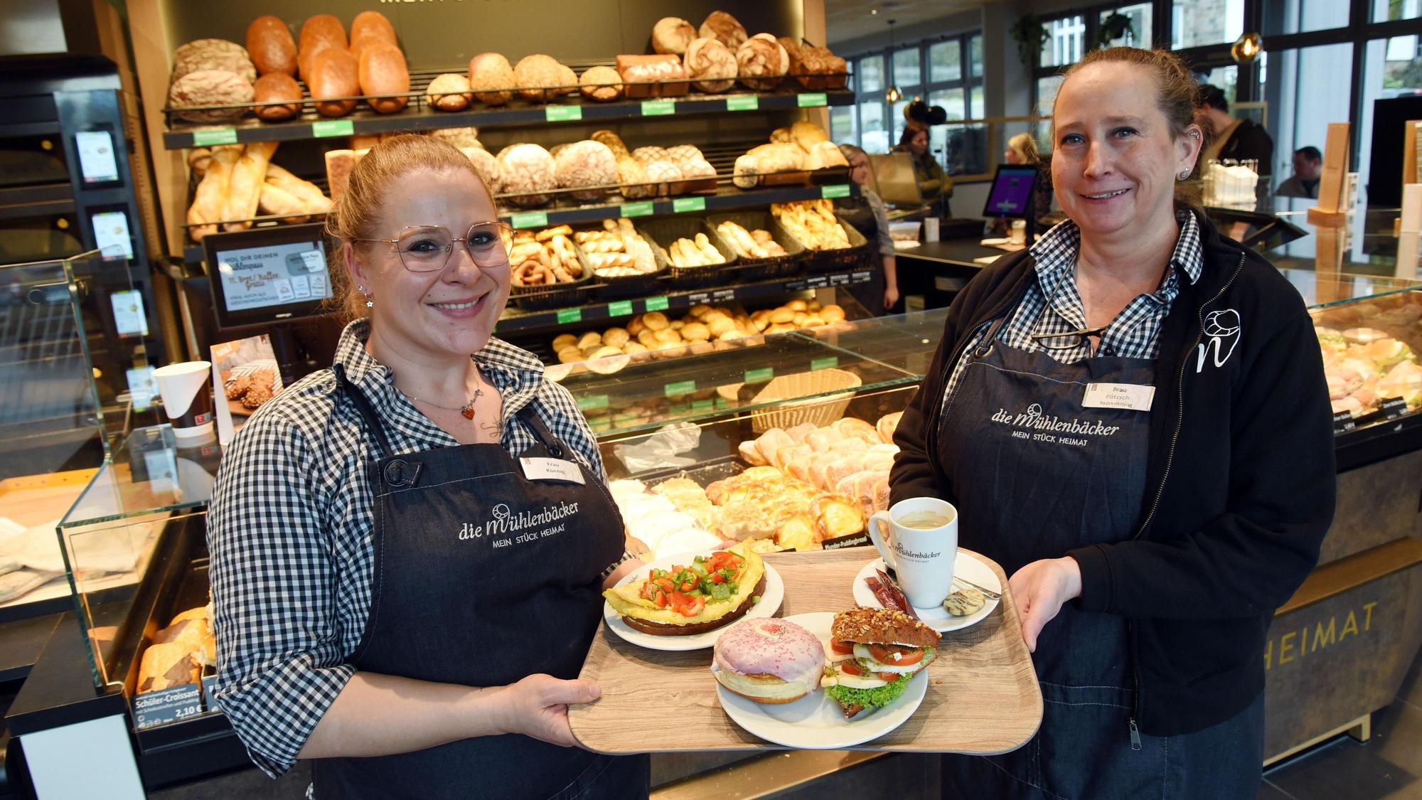 Die Filiale an der Waldbröler Kaiserstraße ist der größte der drei Standorte, die jüngst von der Westerburger Mühlenbäckerei übernommen worden sind. Dort sind zurzeit auch Verkaufstrainerin Isabella Koenig (links) und Bezirksleiterin Manuela Pötzsch im Einsatz.