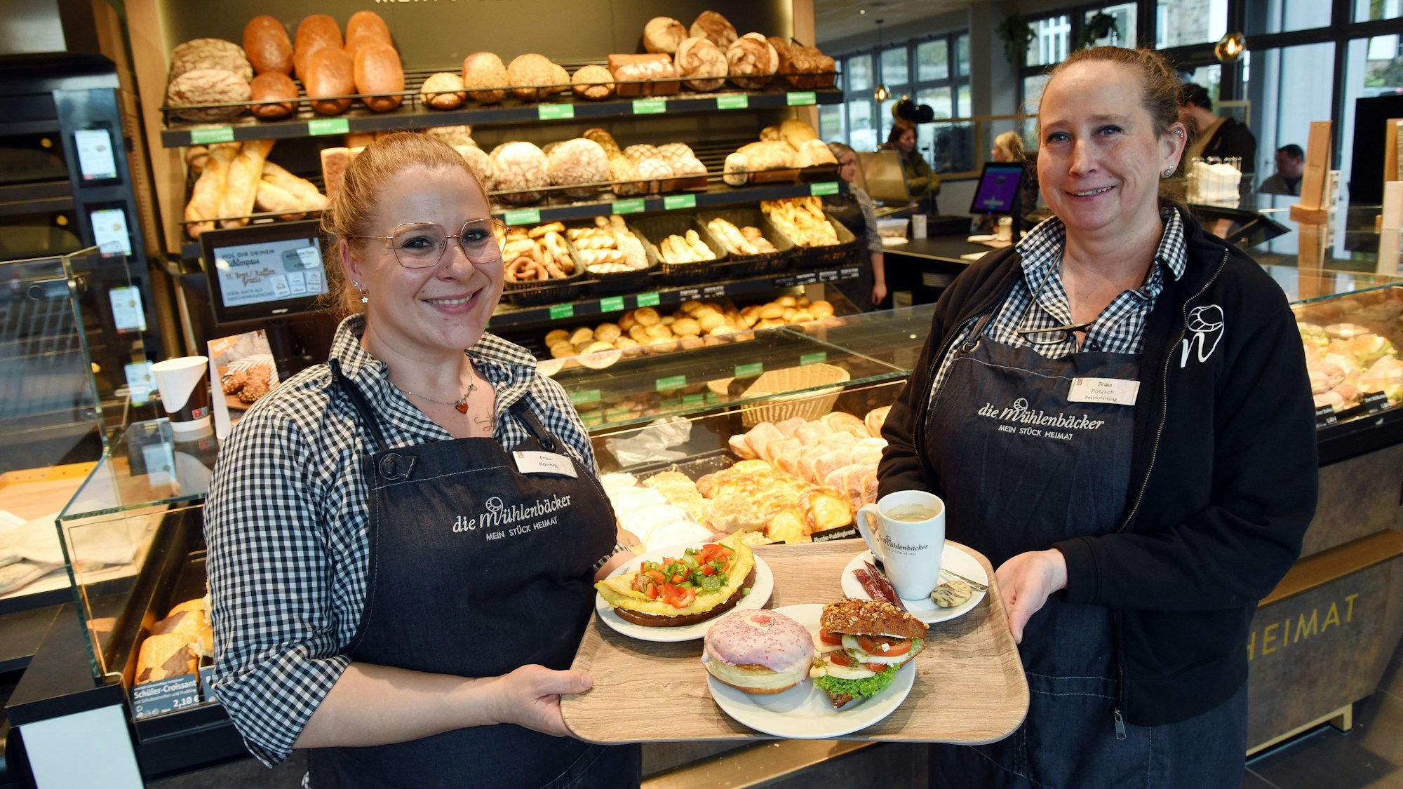 Die Filiale an der Waldbröler Kaiserstraße ist der größte der drei Standorte, die jüngst von der Westerburger Mühlenbäckerei übernommen worden sind. Dort sind zurzeit auch Verkaufstrainerin Isabella Koenig (links) und Bezirksleiterin Manuela Pötzsch im Einsatz.