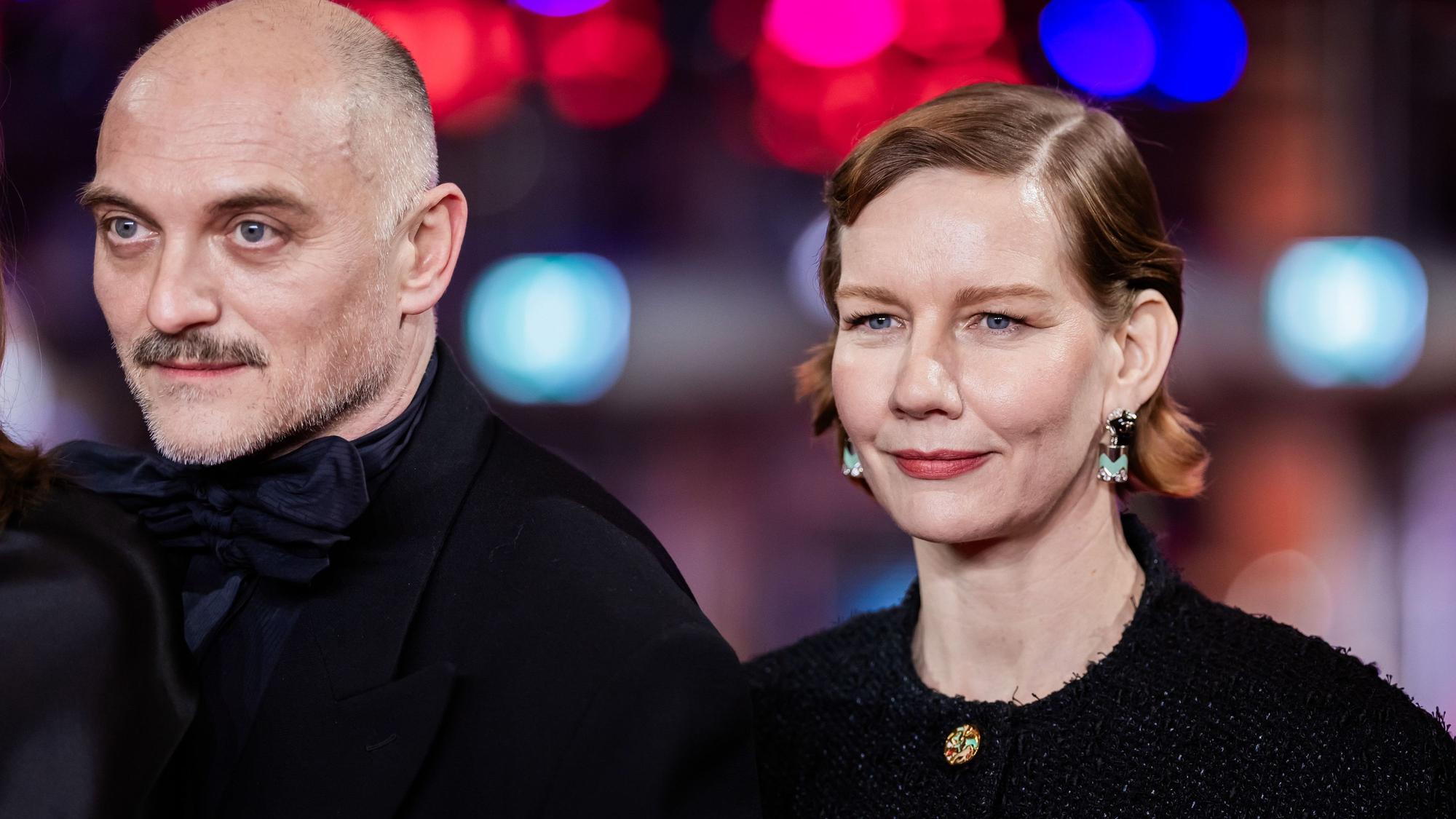 Sandra Hüller, Schauspielerin, und Markus Schleinzer, Regisseur, Drehbuchautor, stehen bei der Weltpremiere des Films „Rose“ (Sektion Wettbewerb) auf dem Roten Teppich am Berlinale Palast.