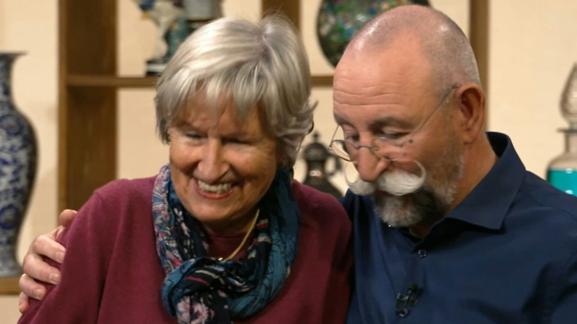 Die Rentnerin war von der „Bares für Rares“-Expertise so überrascht, dass Horst Lichter sie nahm.