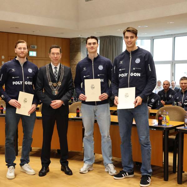 Bürgermeister Raoul Halding-Hoppenheit mit den Handballern Mathis Häseler, Tom Kiesler, Miro Schluroff und Julian Köster.