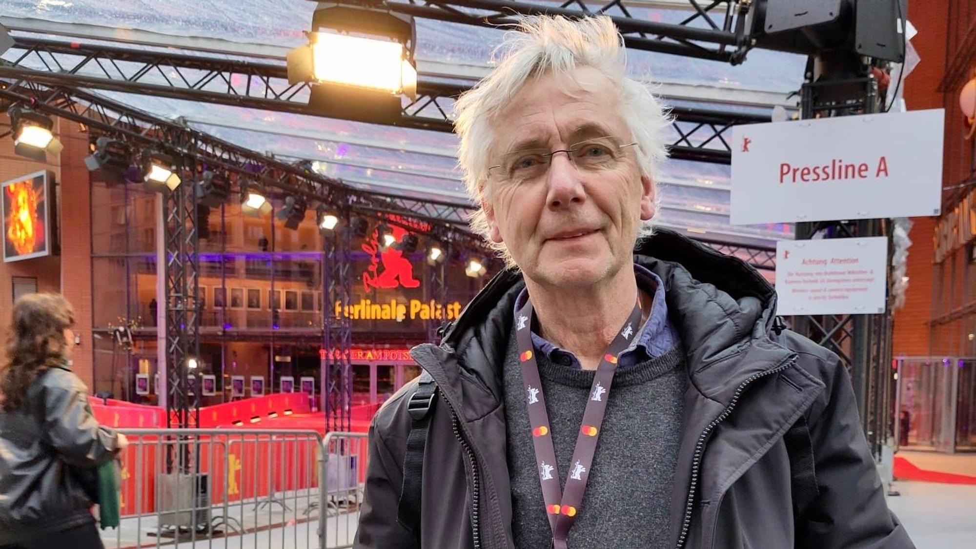 Ein Mann steht vor dem Berlinale-Palast.