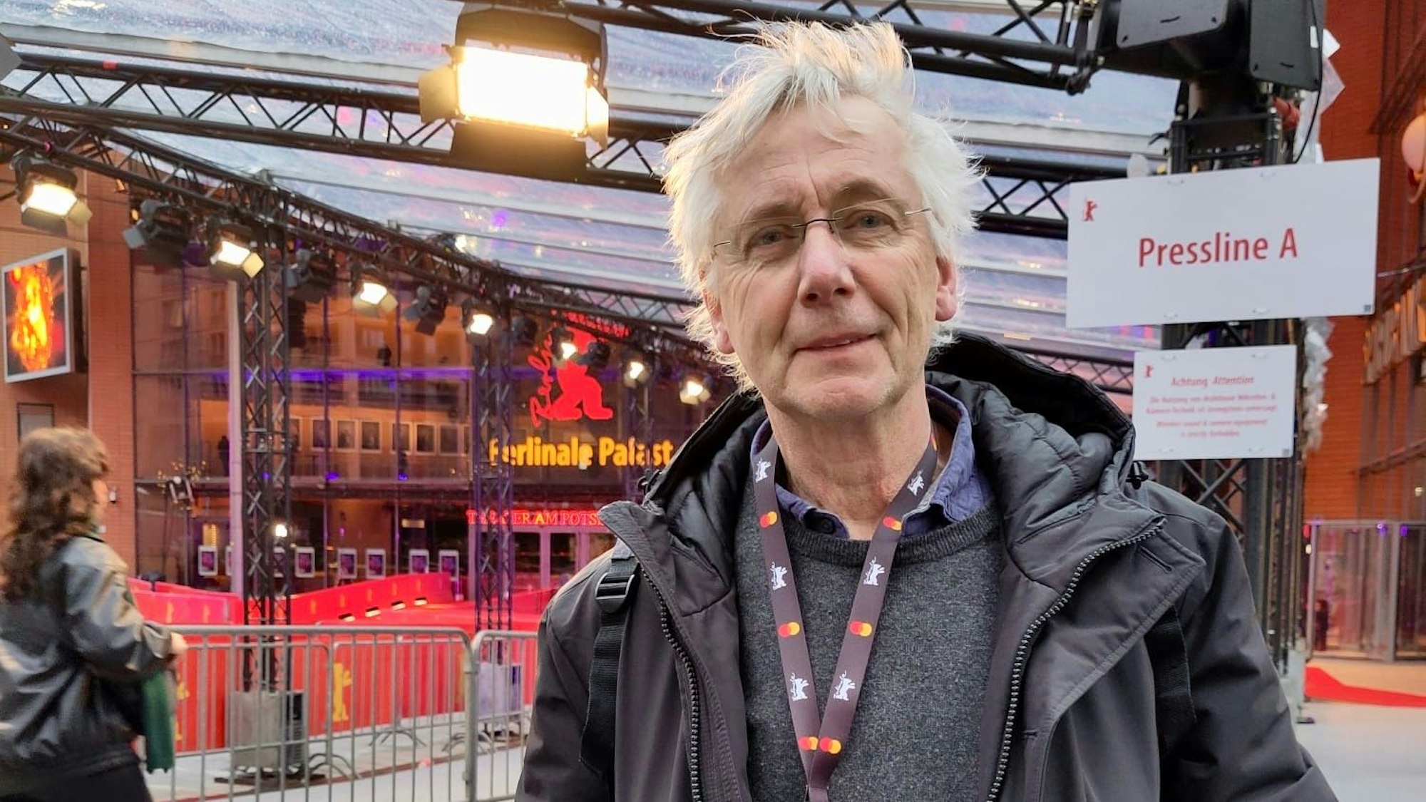 Ein Mann steht vor dem Berlinale-Palast.