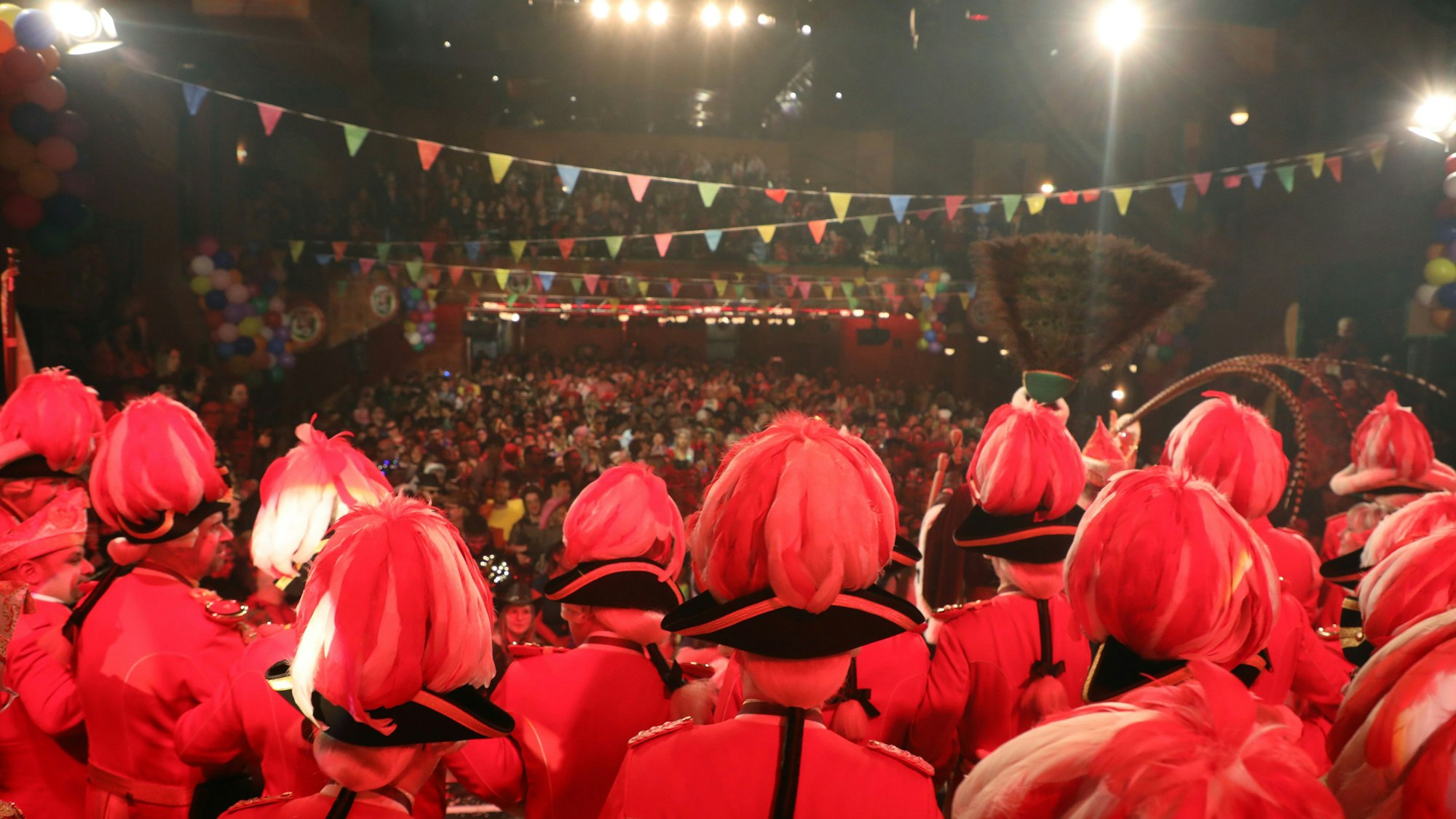 Imposanter Blick über die Prinzengarde beim Auftritt bei der Löwen-Party der Großen Gladbacher KG.